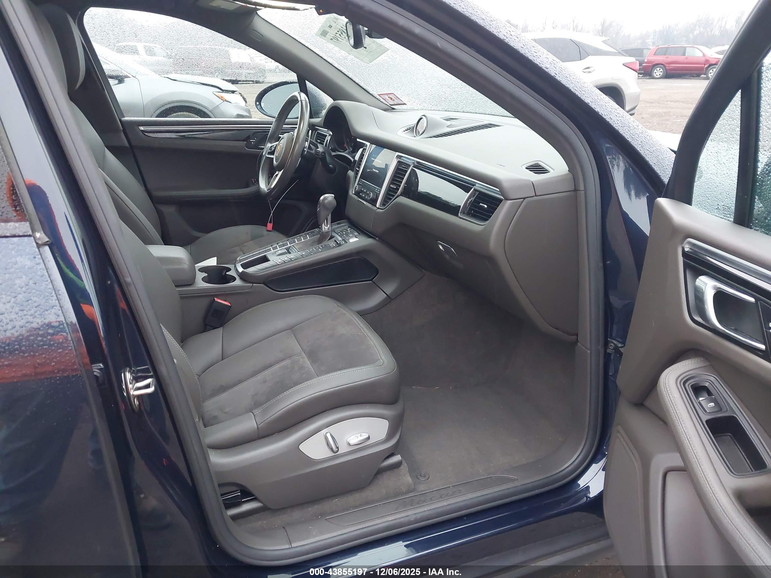 PORSCHE MACAN image 5