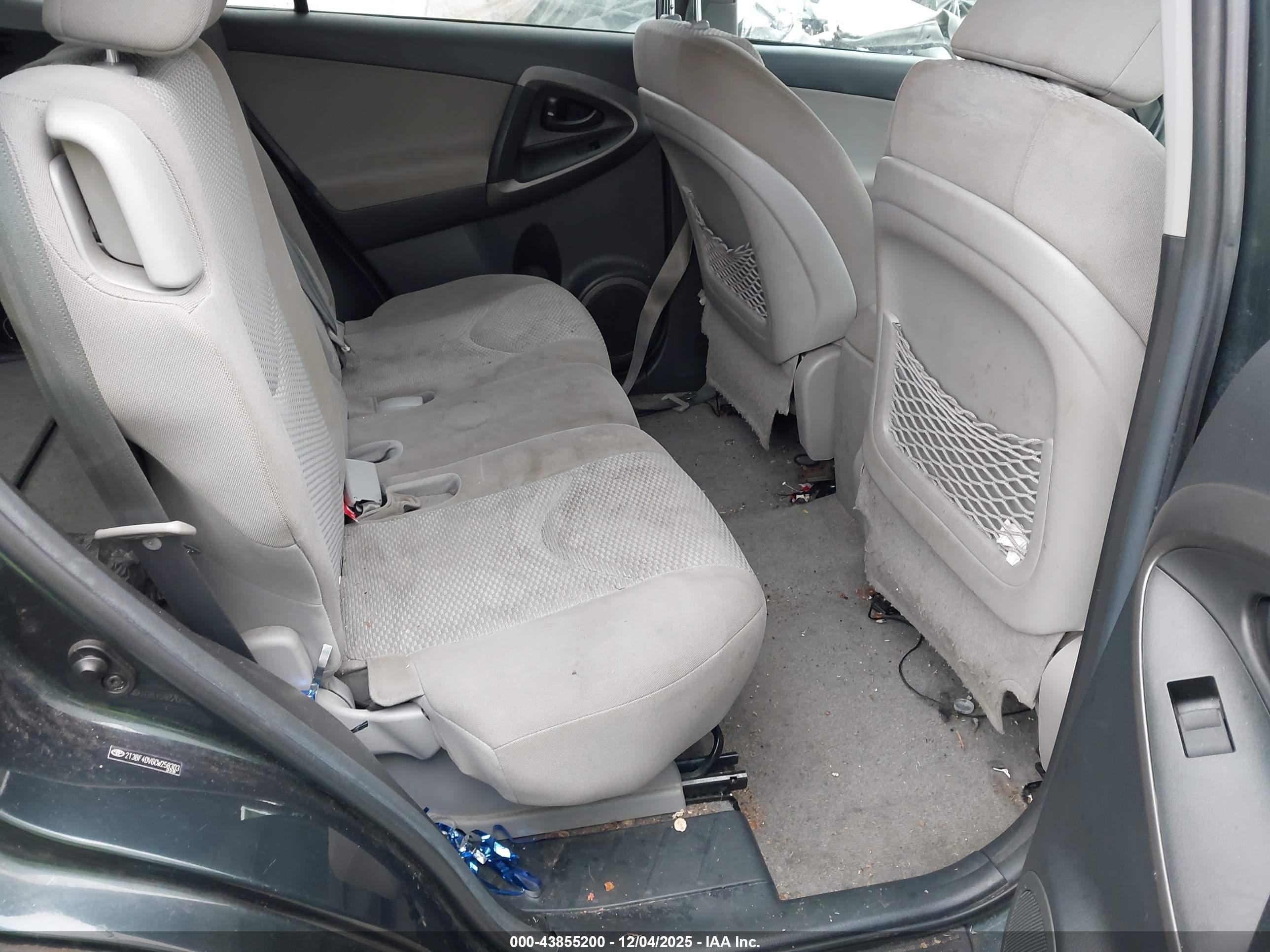 TOYOTA RAV4 image 8