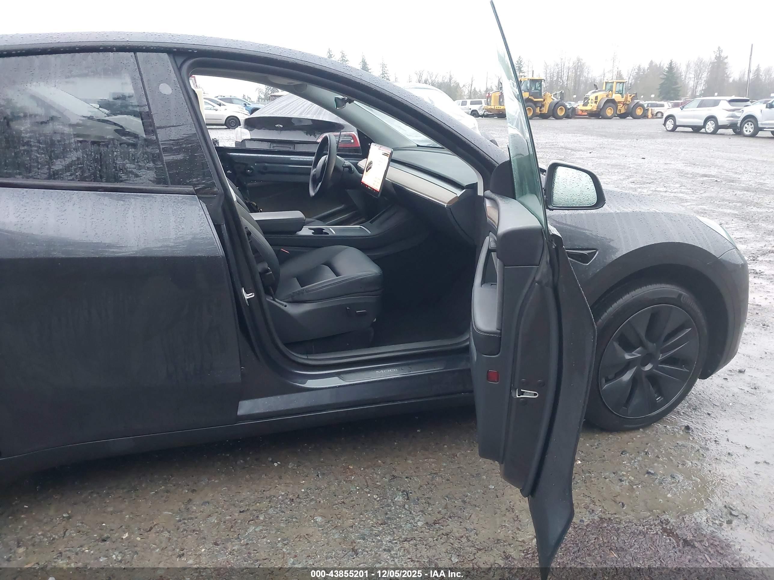 TESLA MODEL image 5