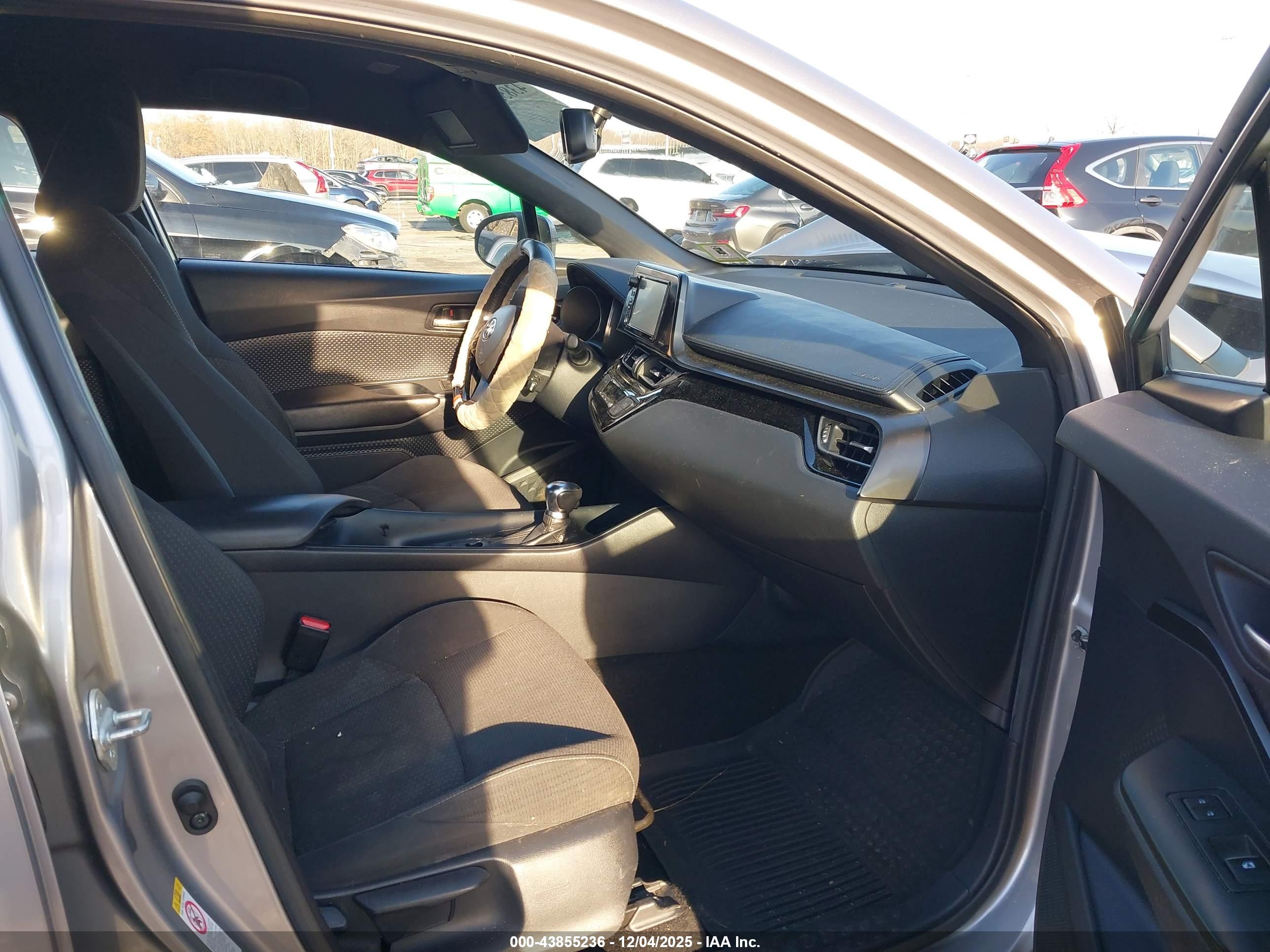 TOYOTA C-HR image 5