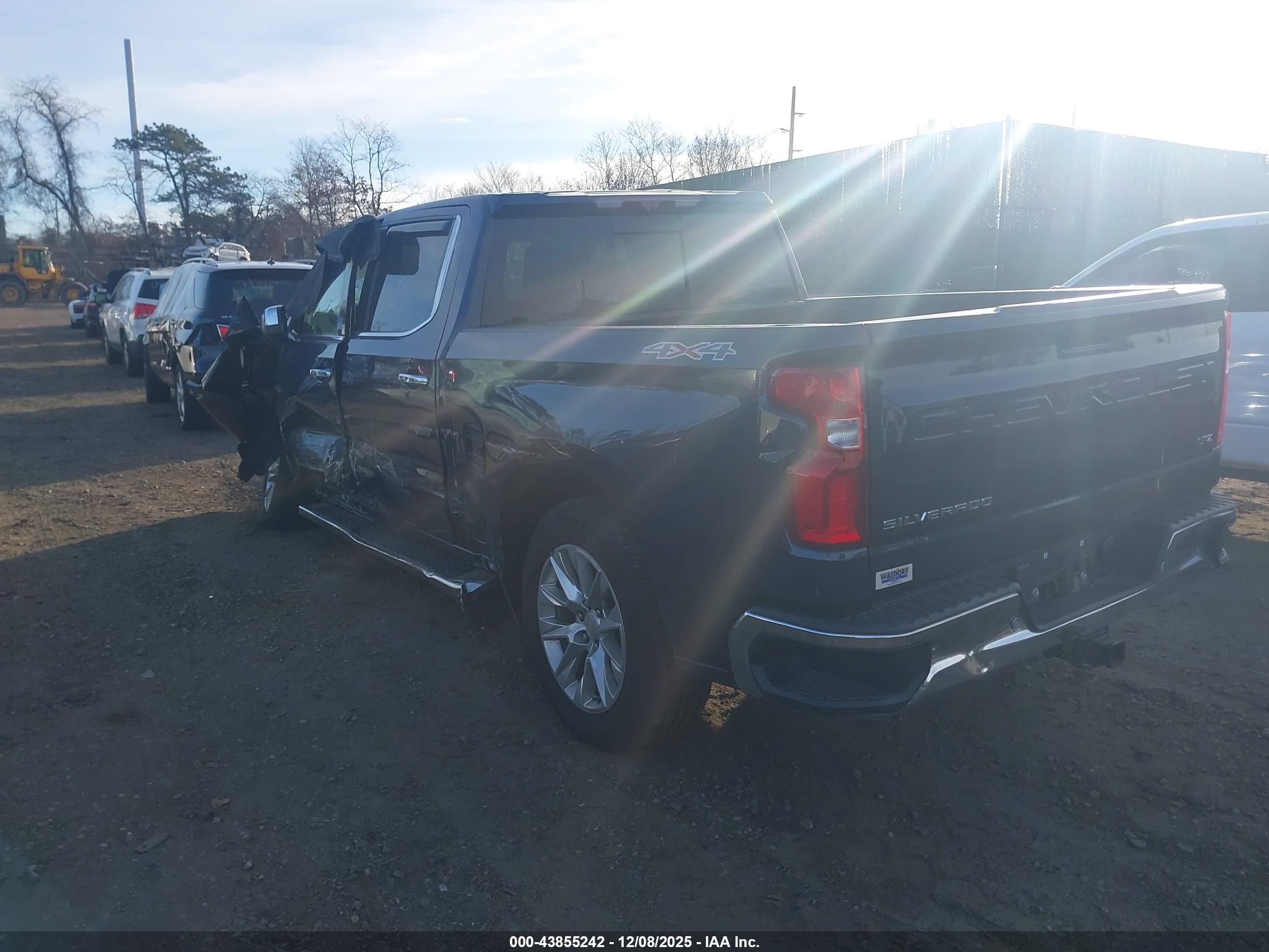 CHEVROLET SILVERADO image 3