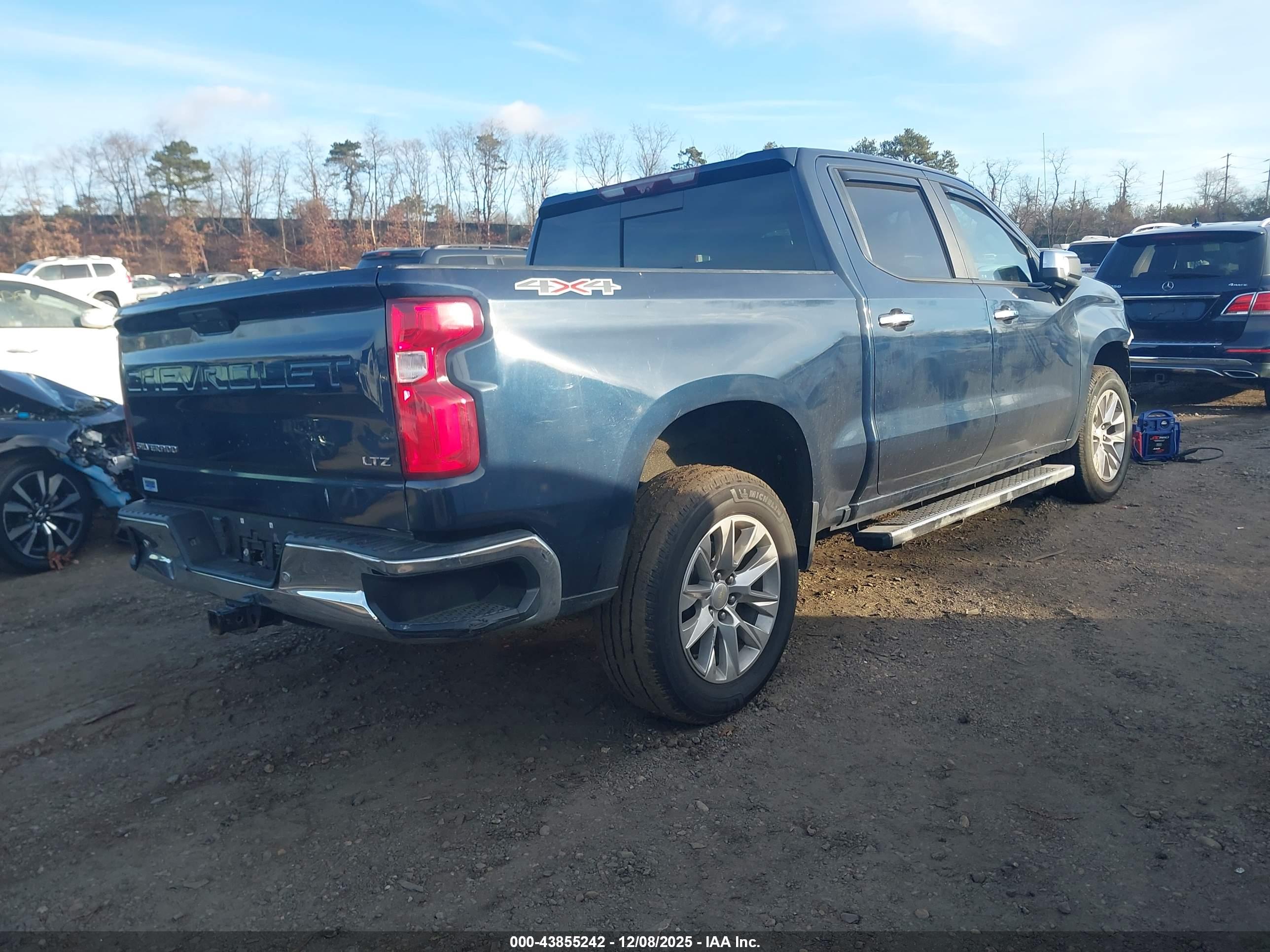 CHEVROLET SILVERADO image 4