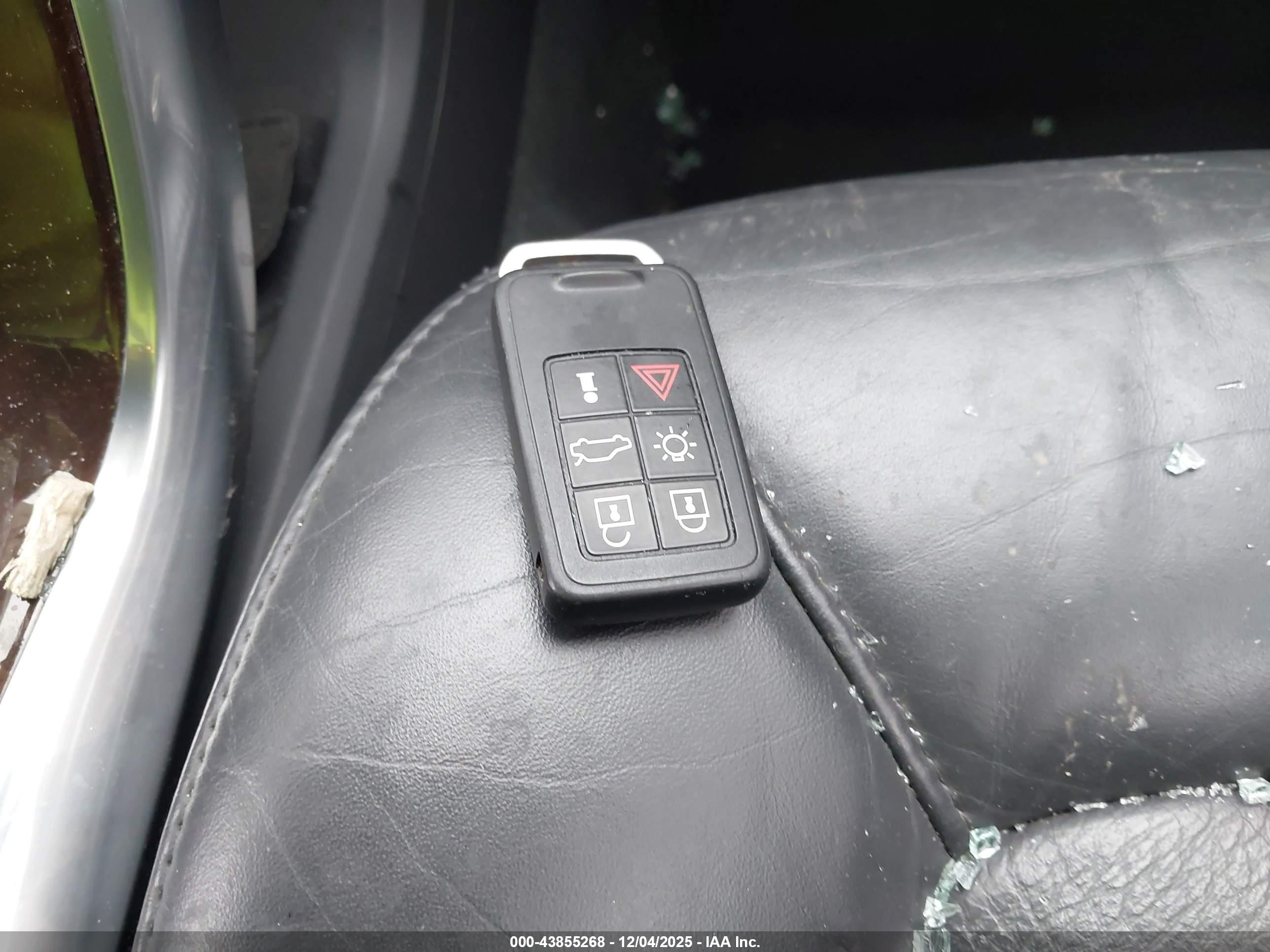 VOLVO XC70 image 11