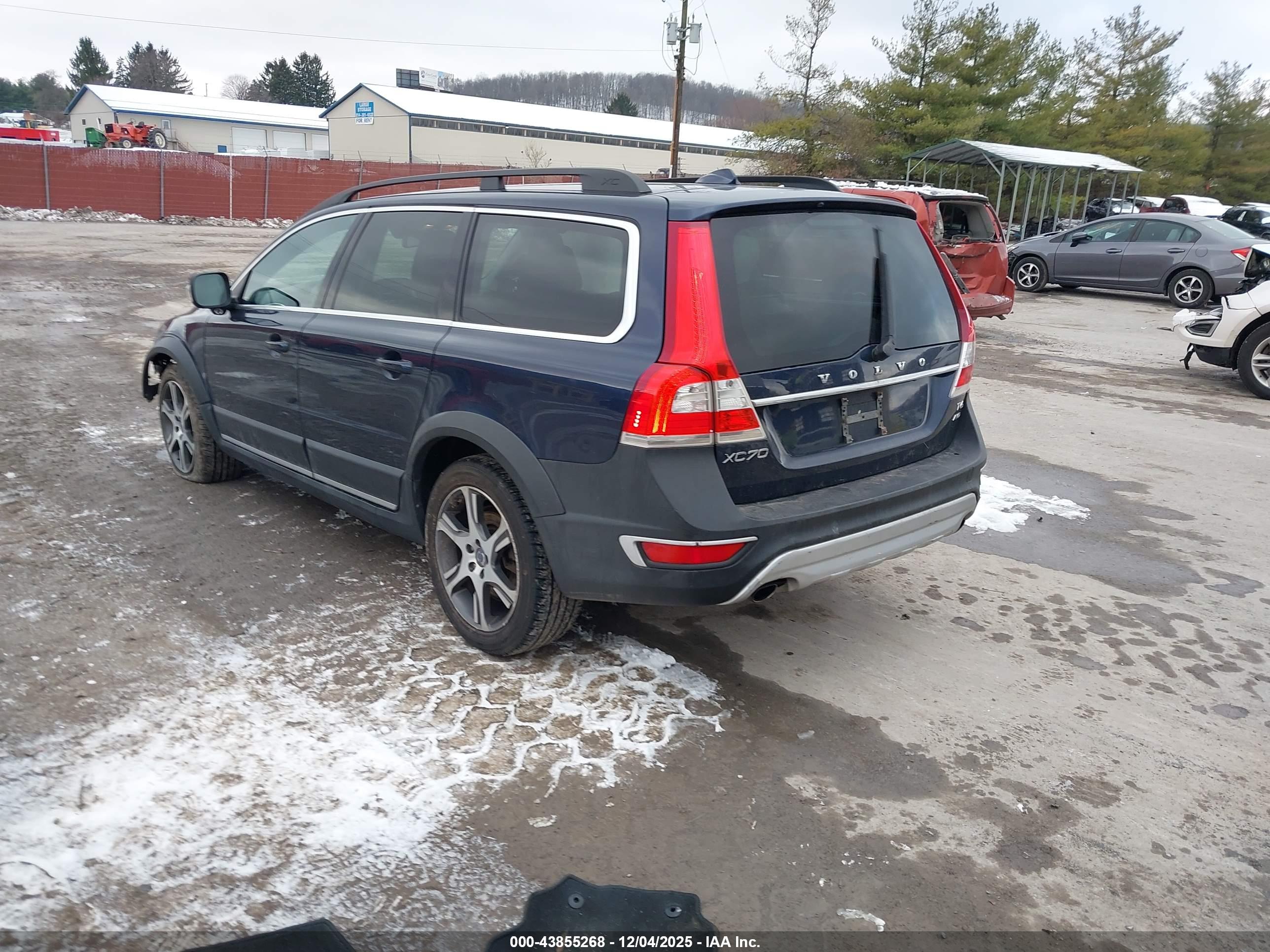 VOLVO XC70 image 3