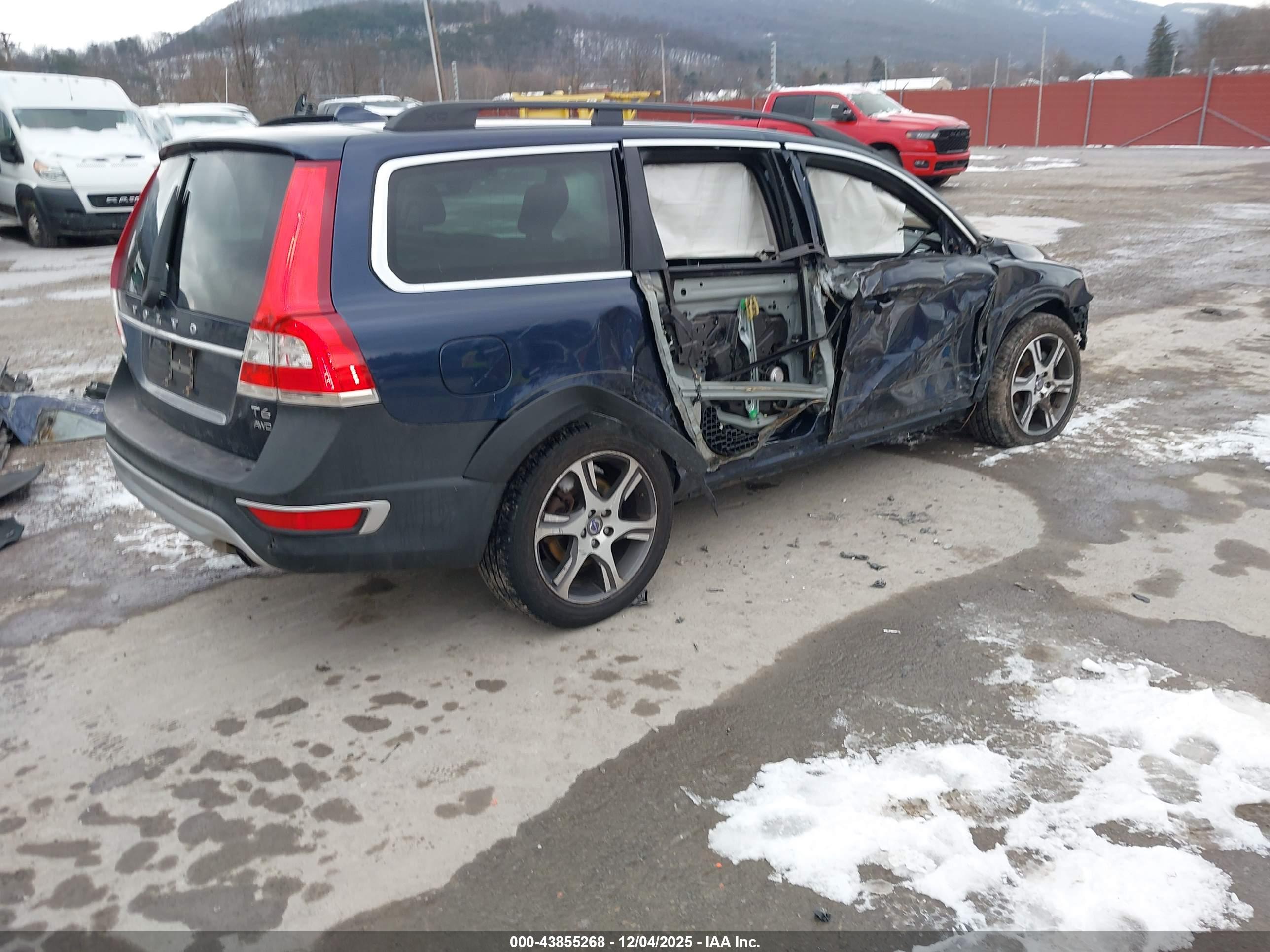 VOLVO XC70 image 4