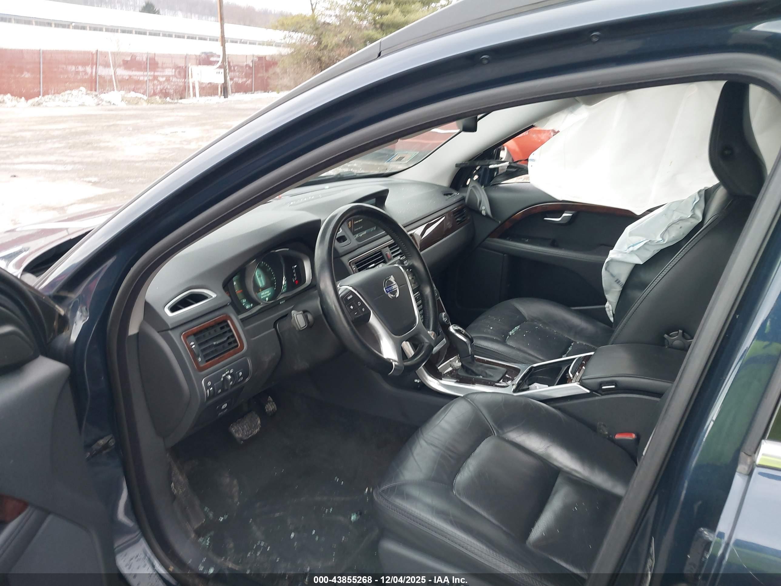 VOLVO XC70 image 5