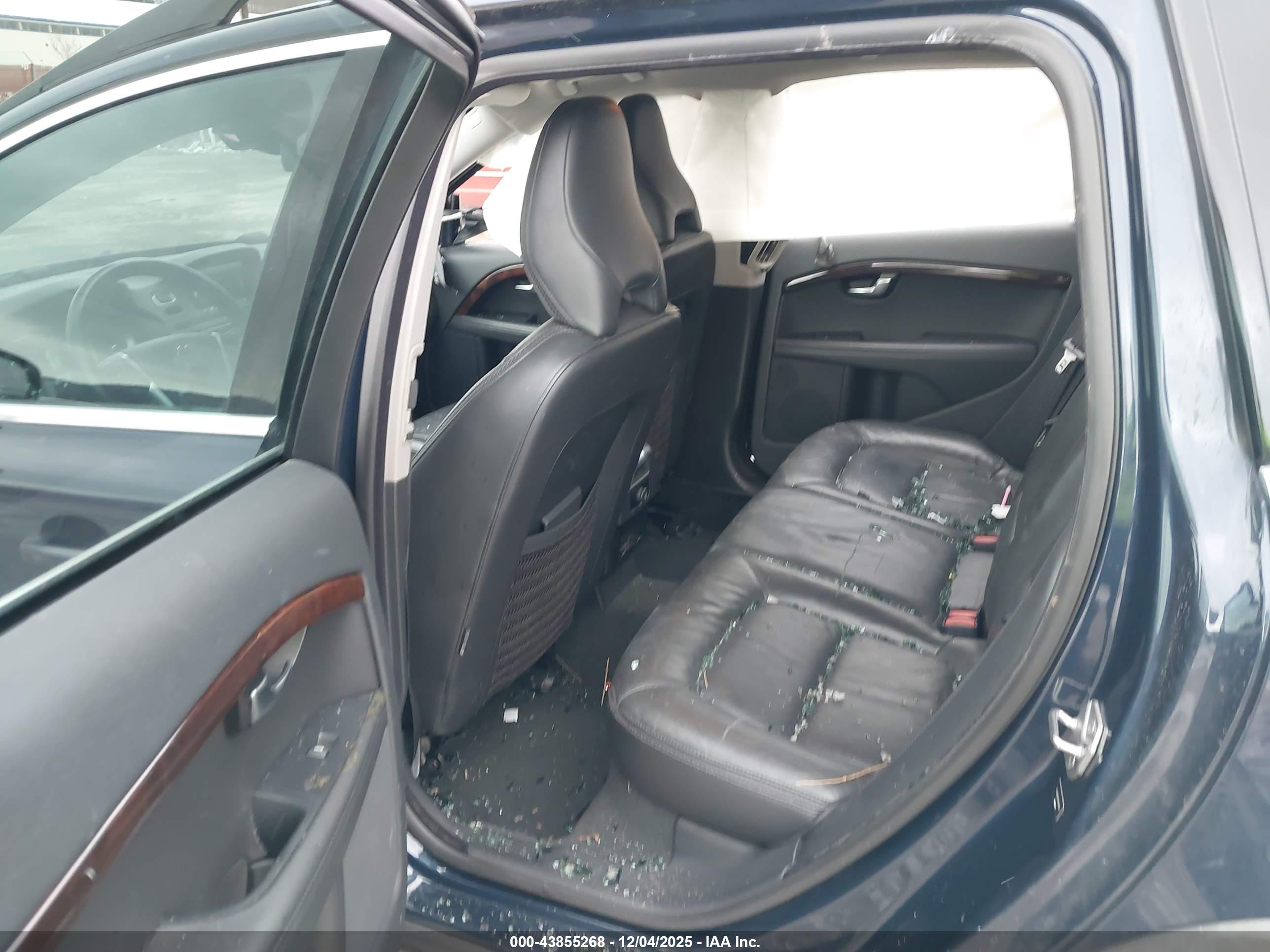 VOLVO XC70 image 8