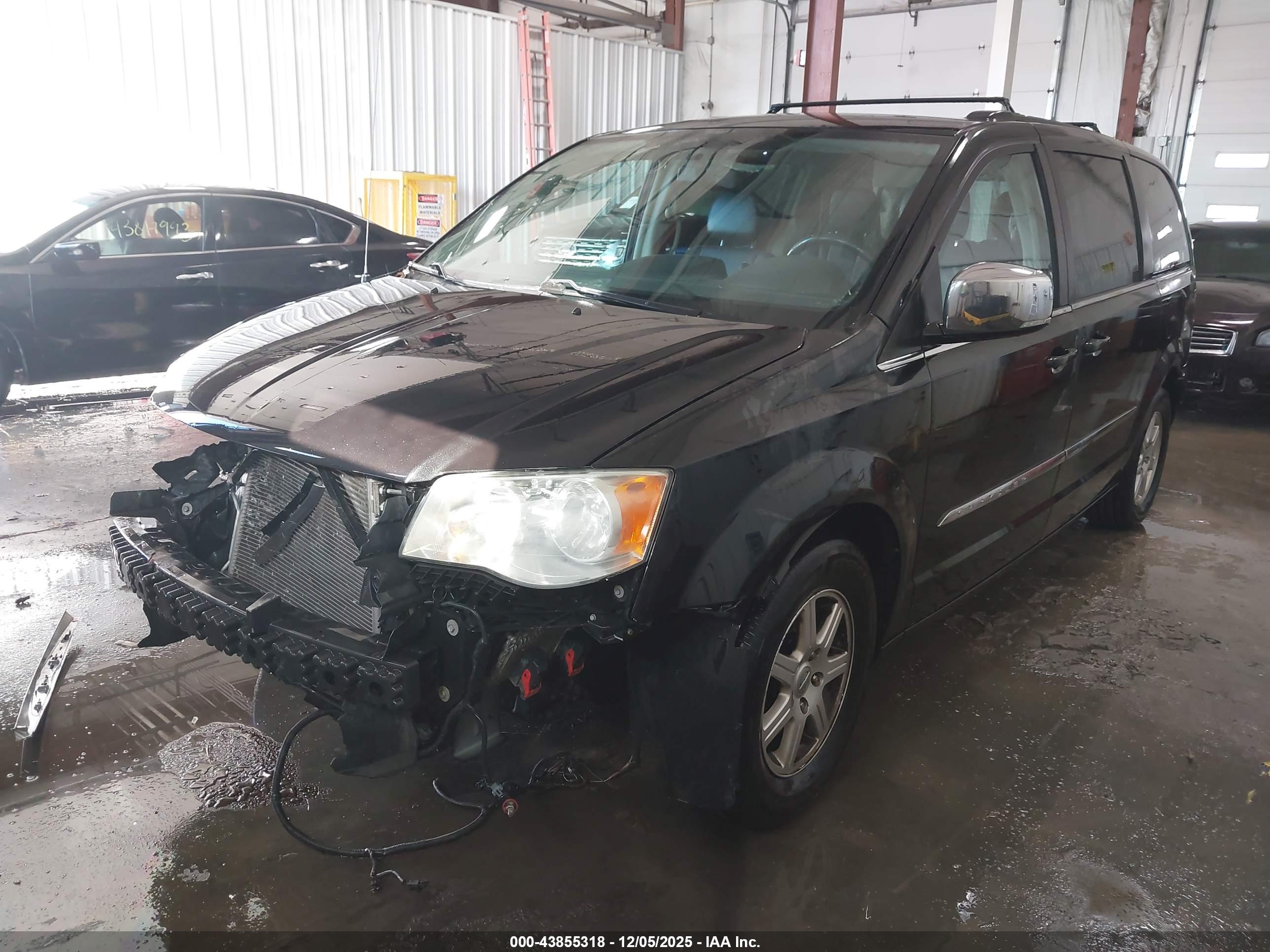 CHRYSLER TOWN image 2