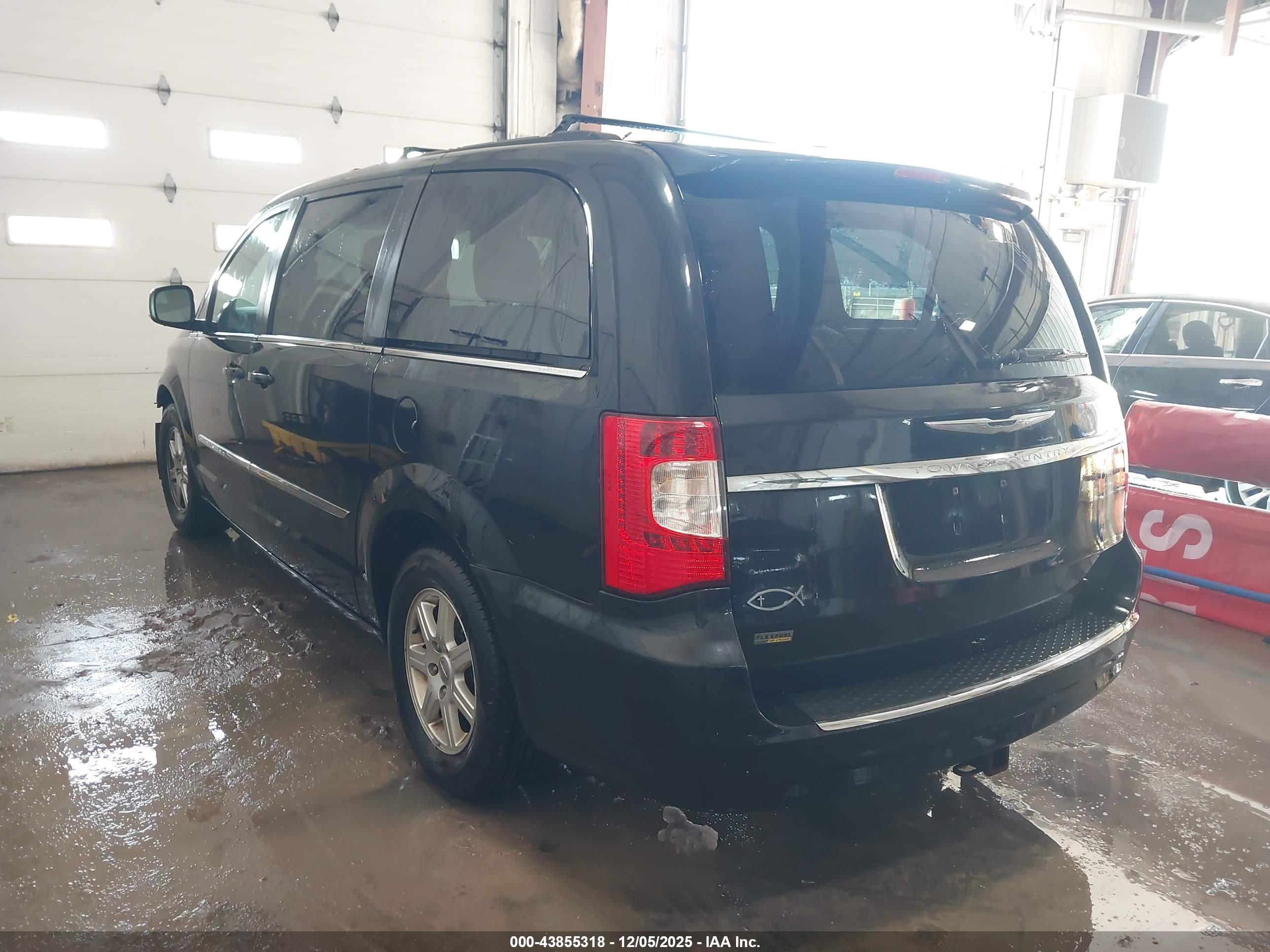CHRYSLER TOWN image 3