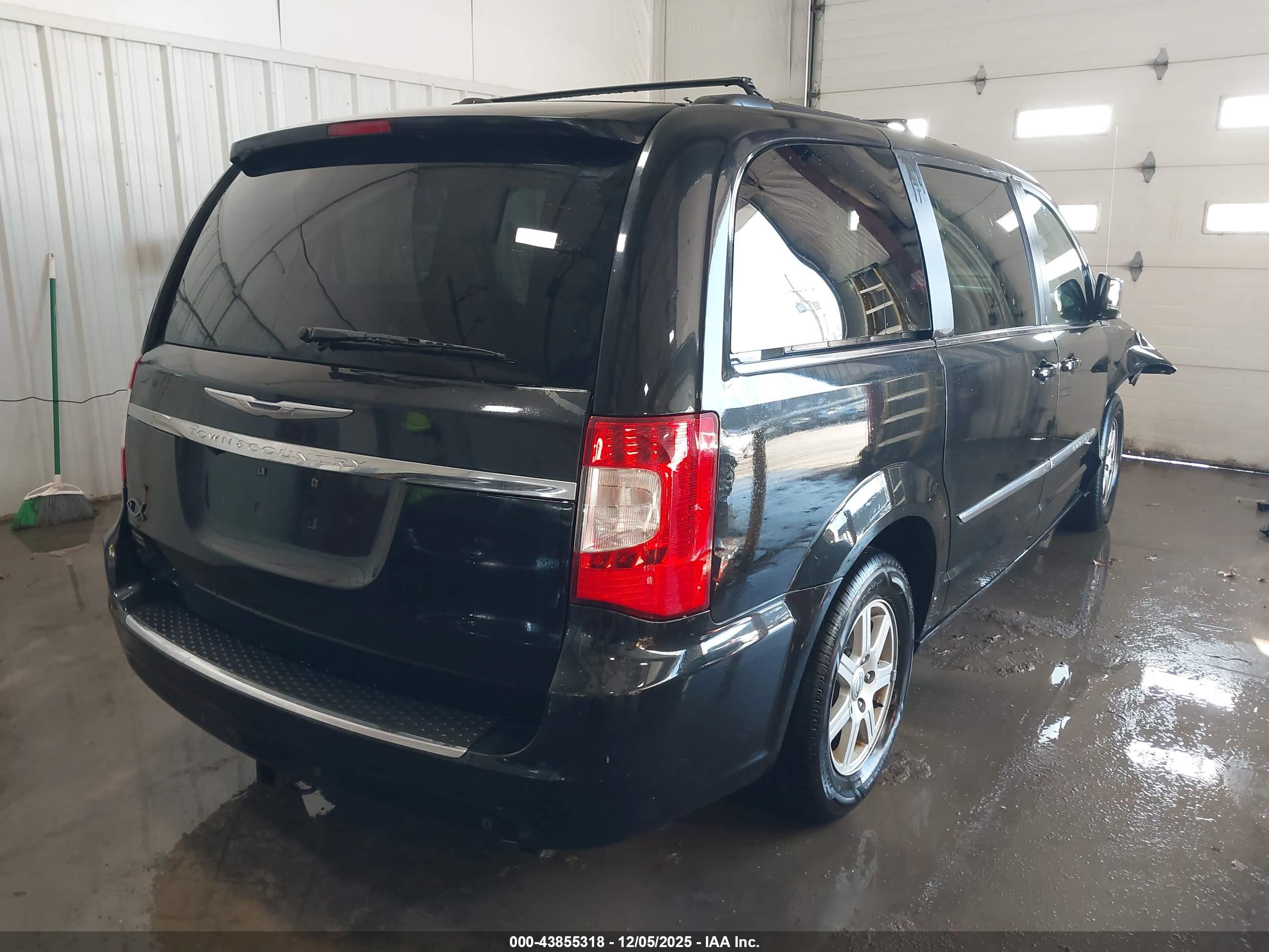 CHRYSLER TOWN image 4