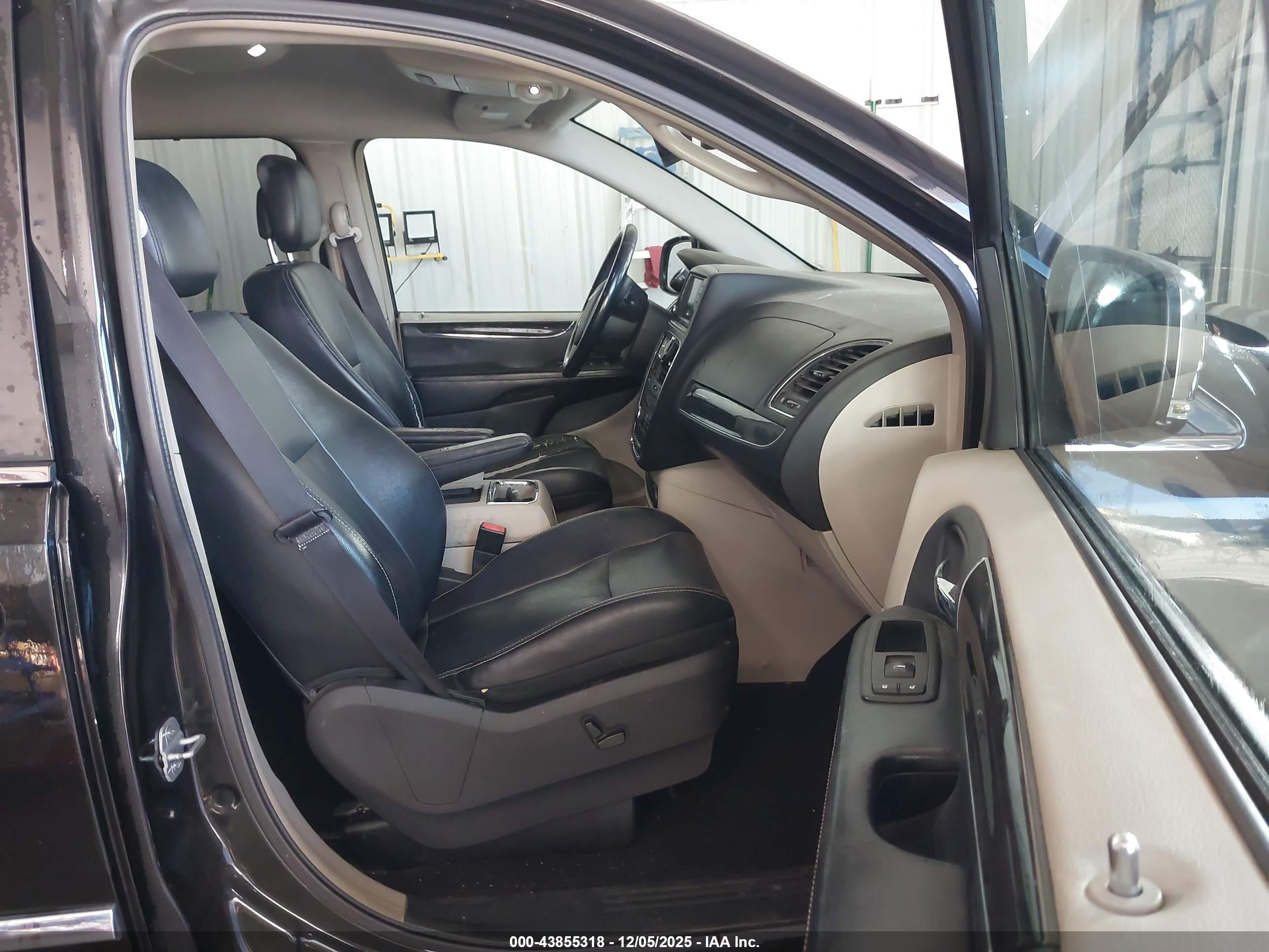 CHRYSLER TOWN image 5
