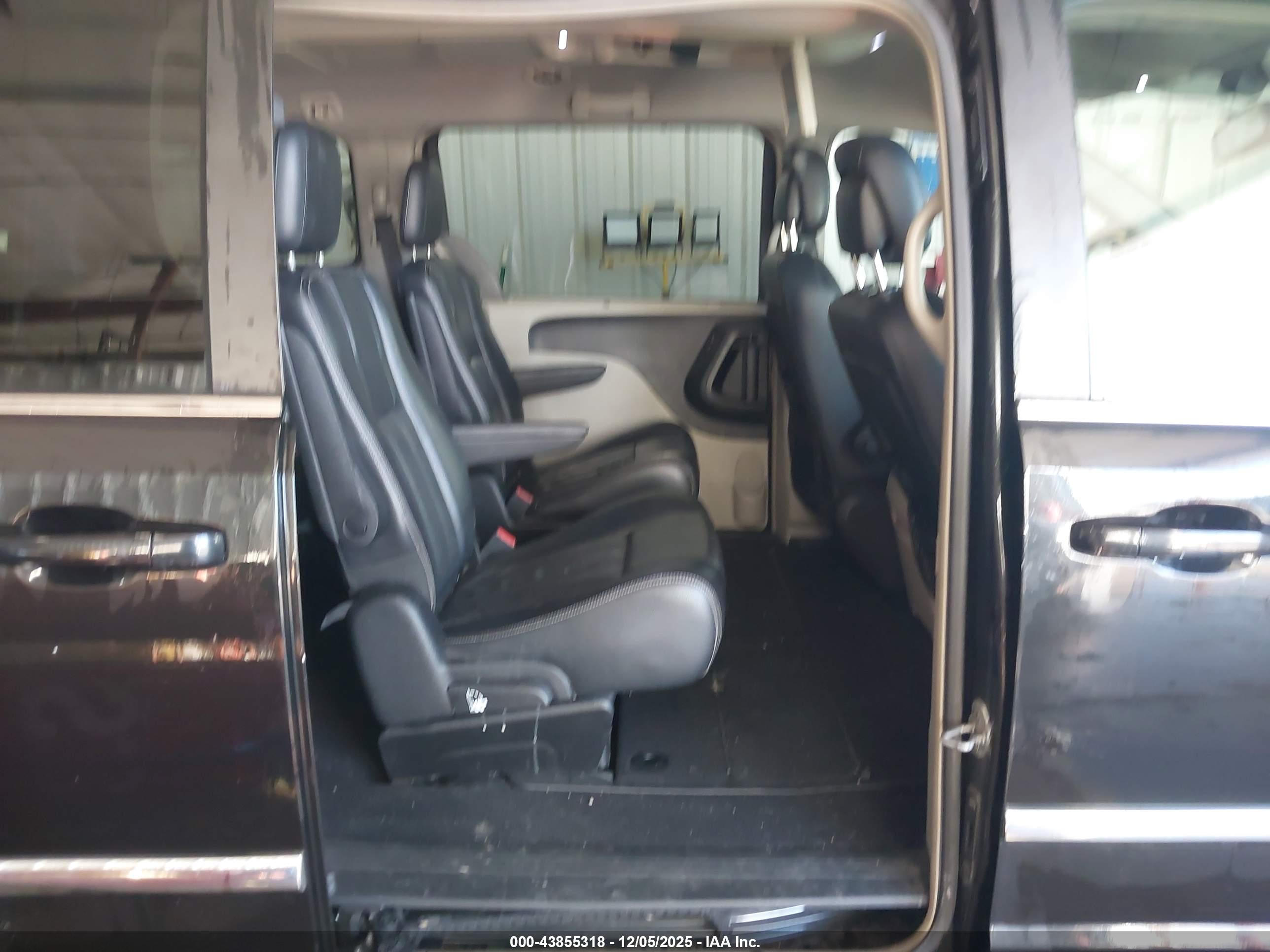 CHRYSLER TOWN image 8