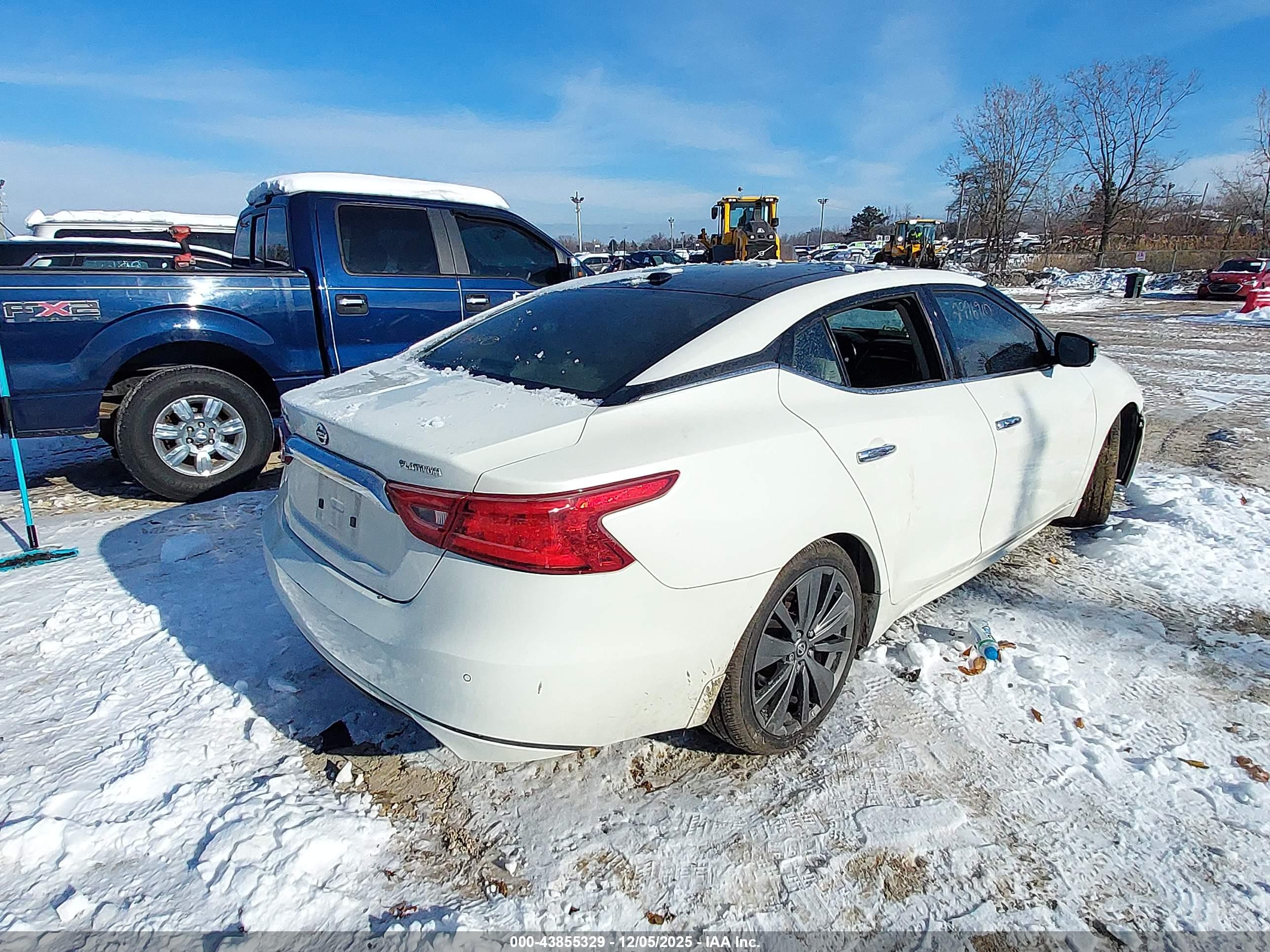 NISSAN MAXIMA image 4