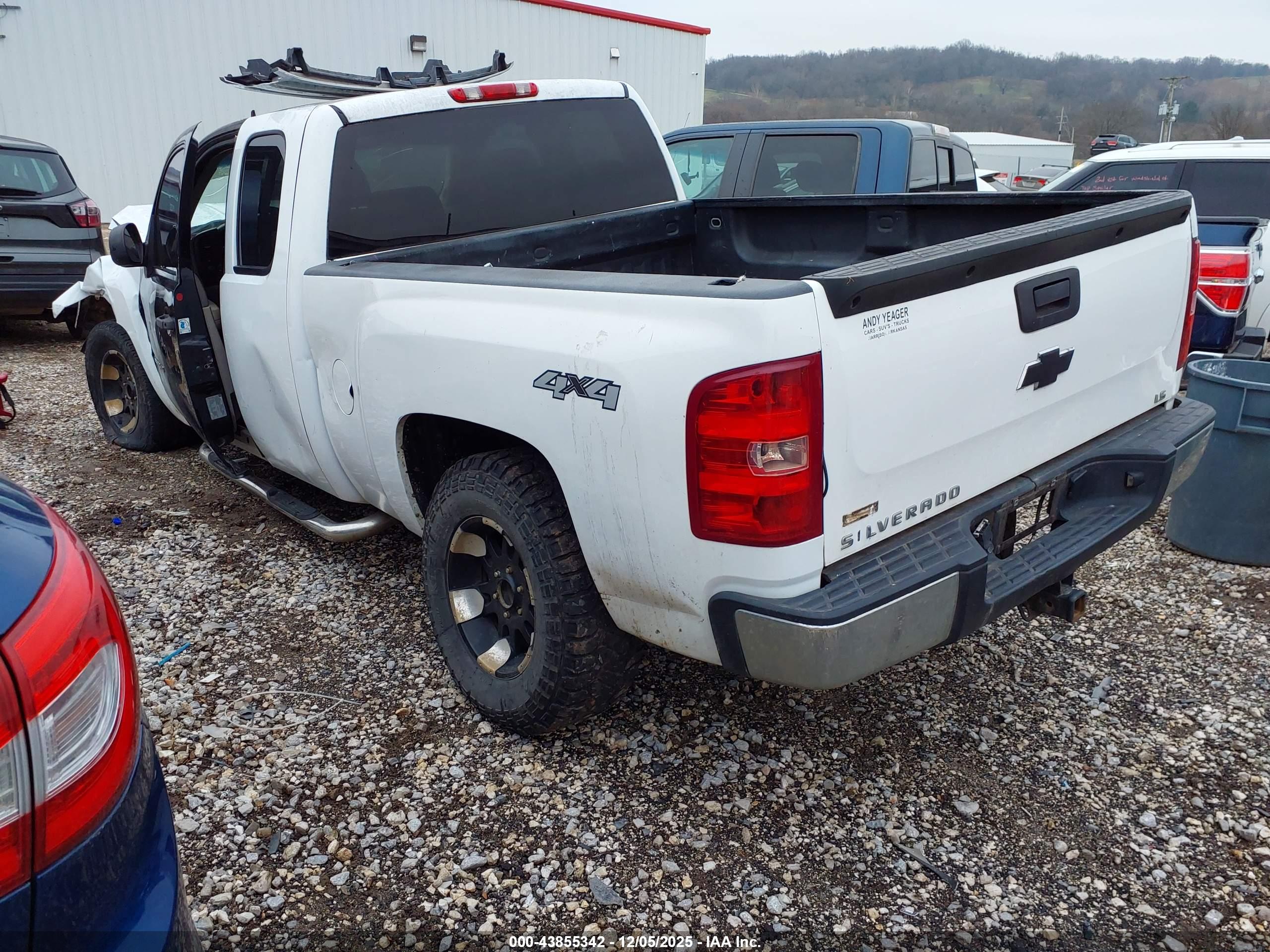 CHEVROLET SILVERADO image 3