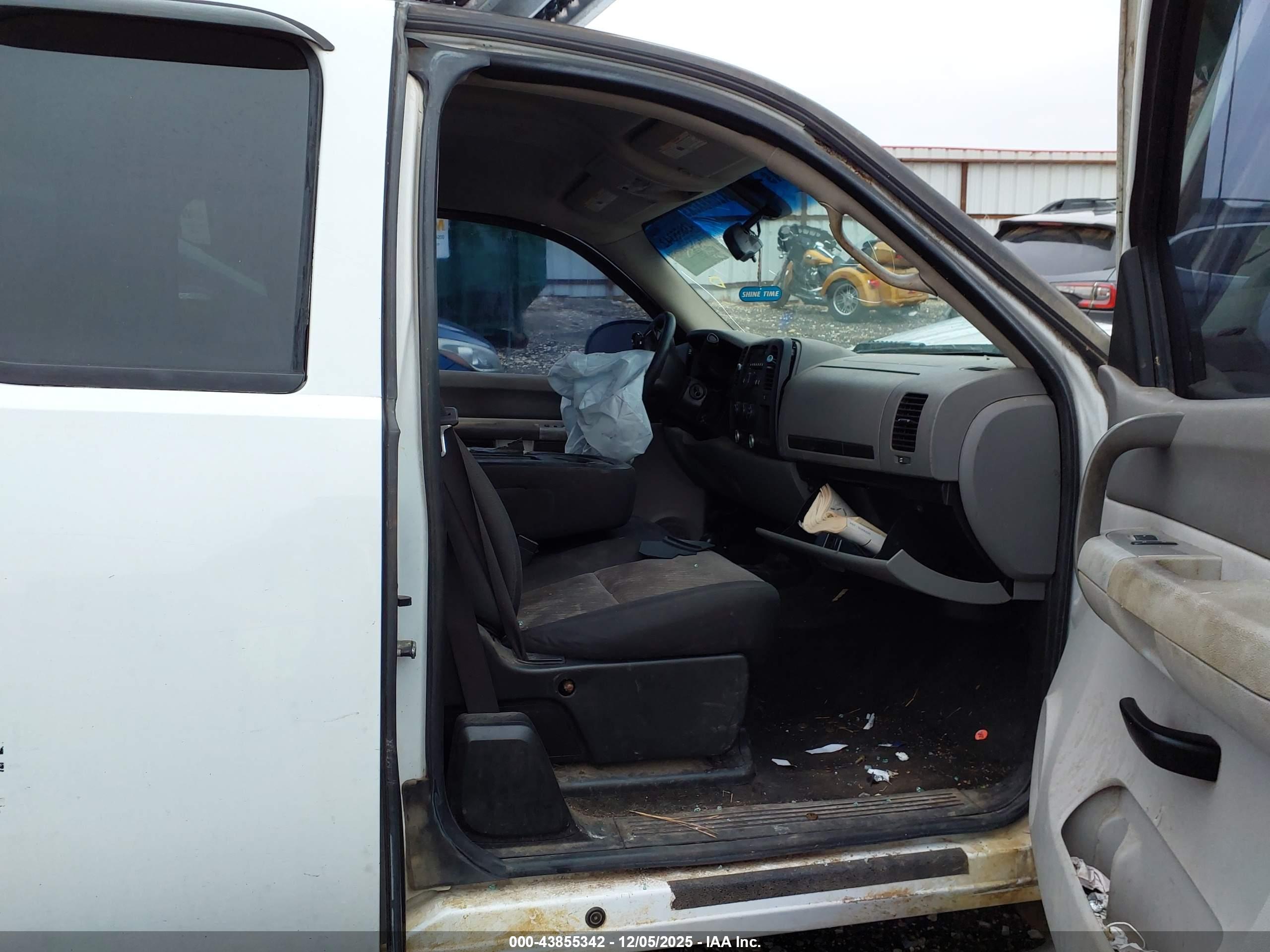 CHEVROLET SILVERADO image 5
