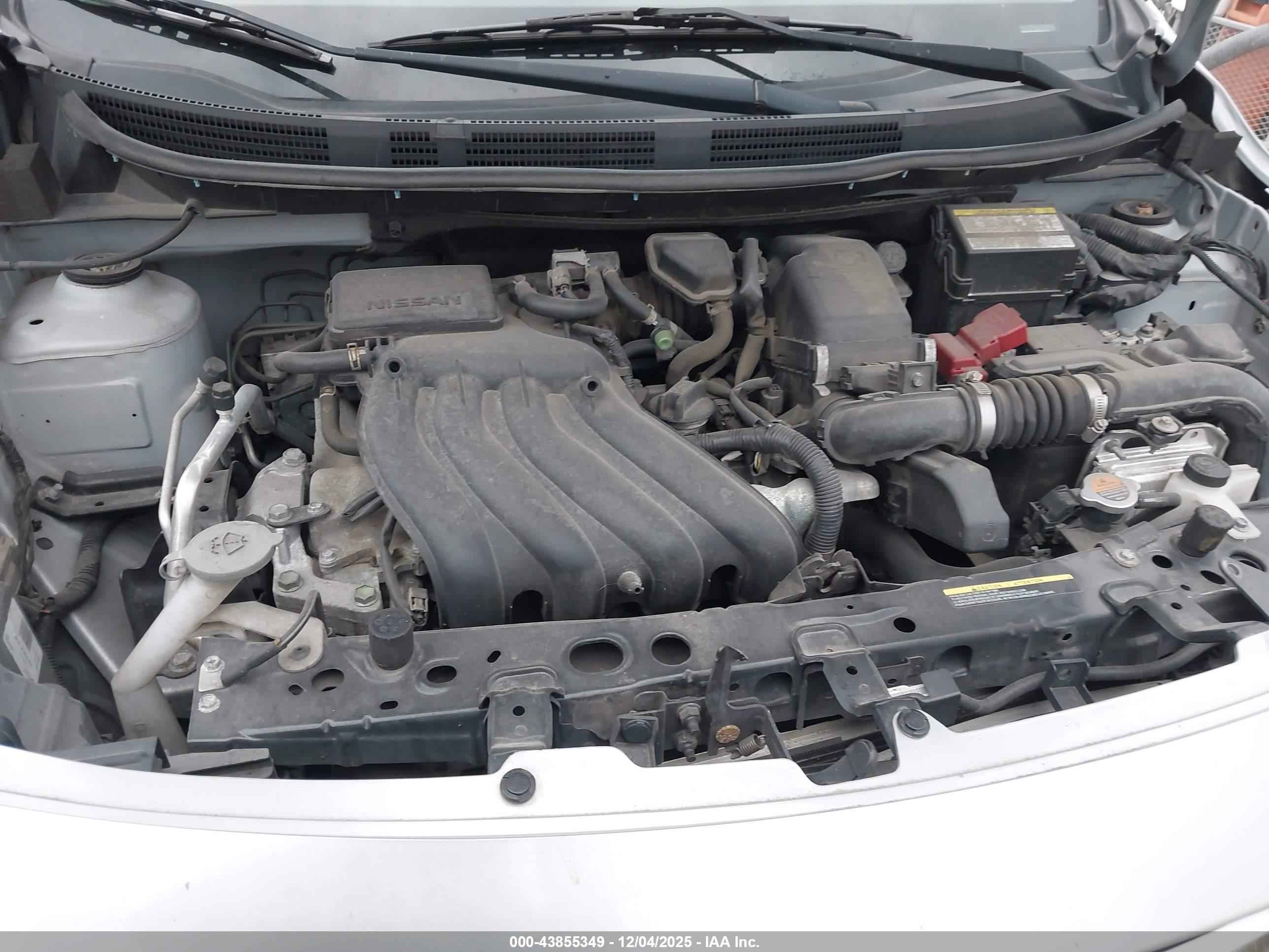 NISSAN VERSA image 10