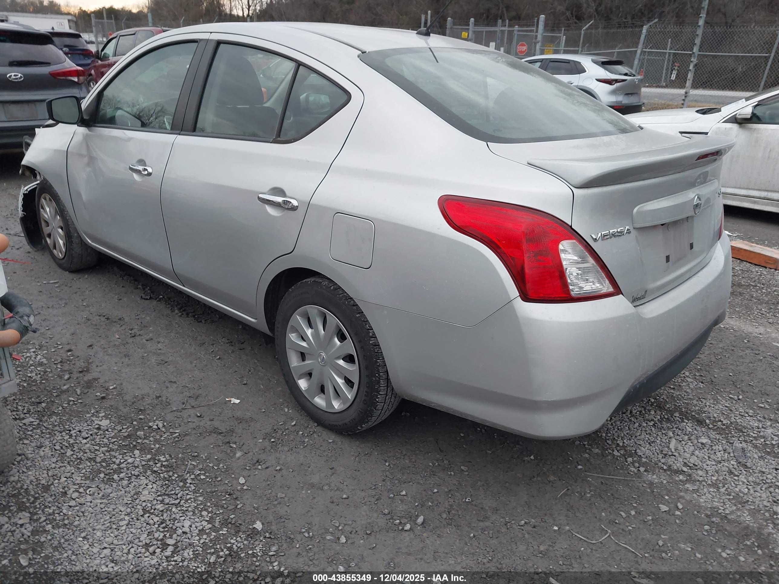 NISSAN VERSA image 3