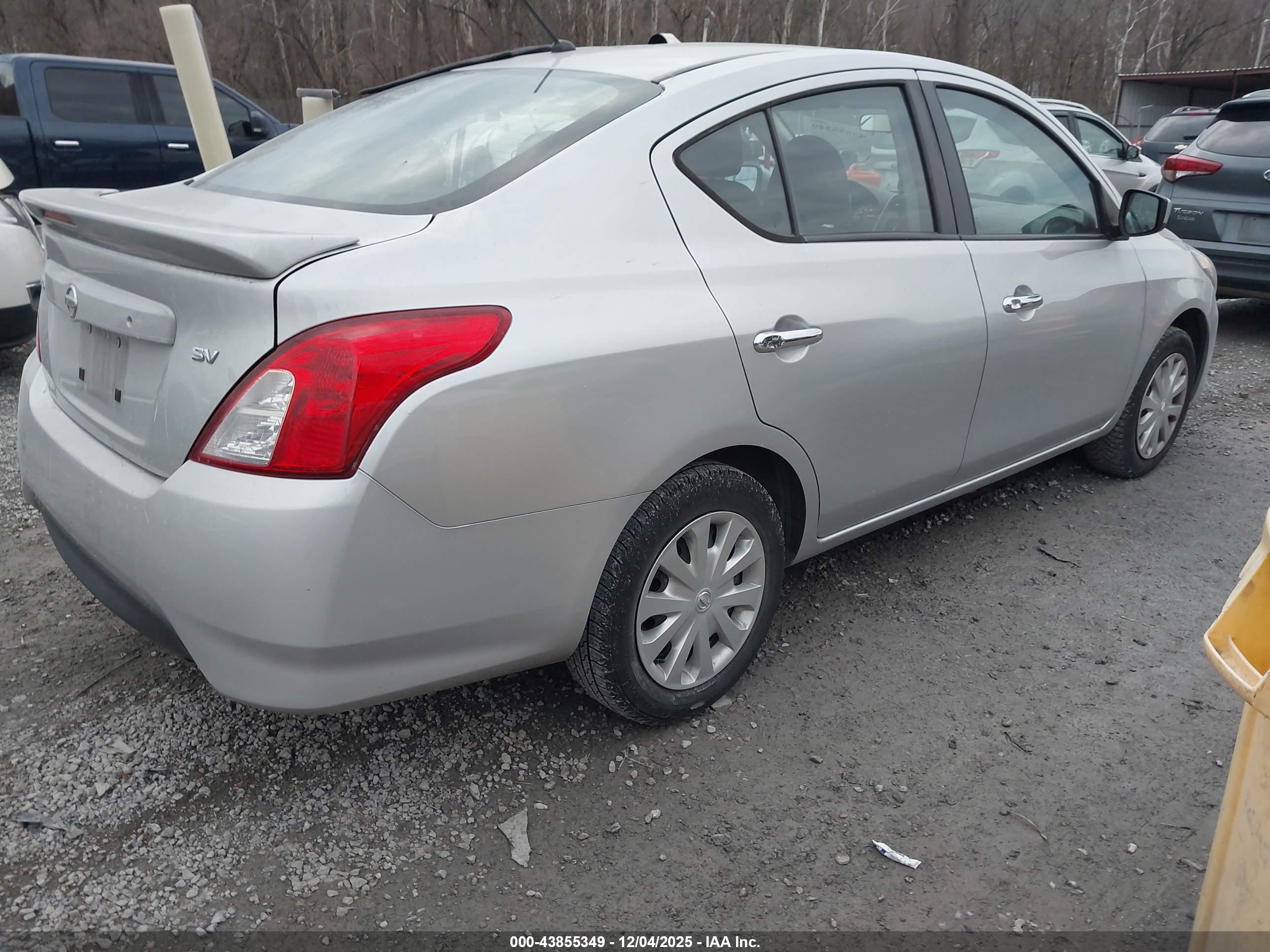 NISSAN VERSA image 4