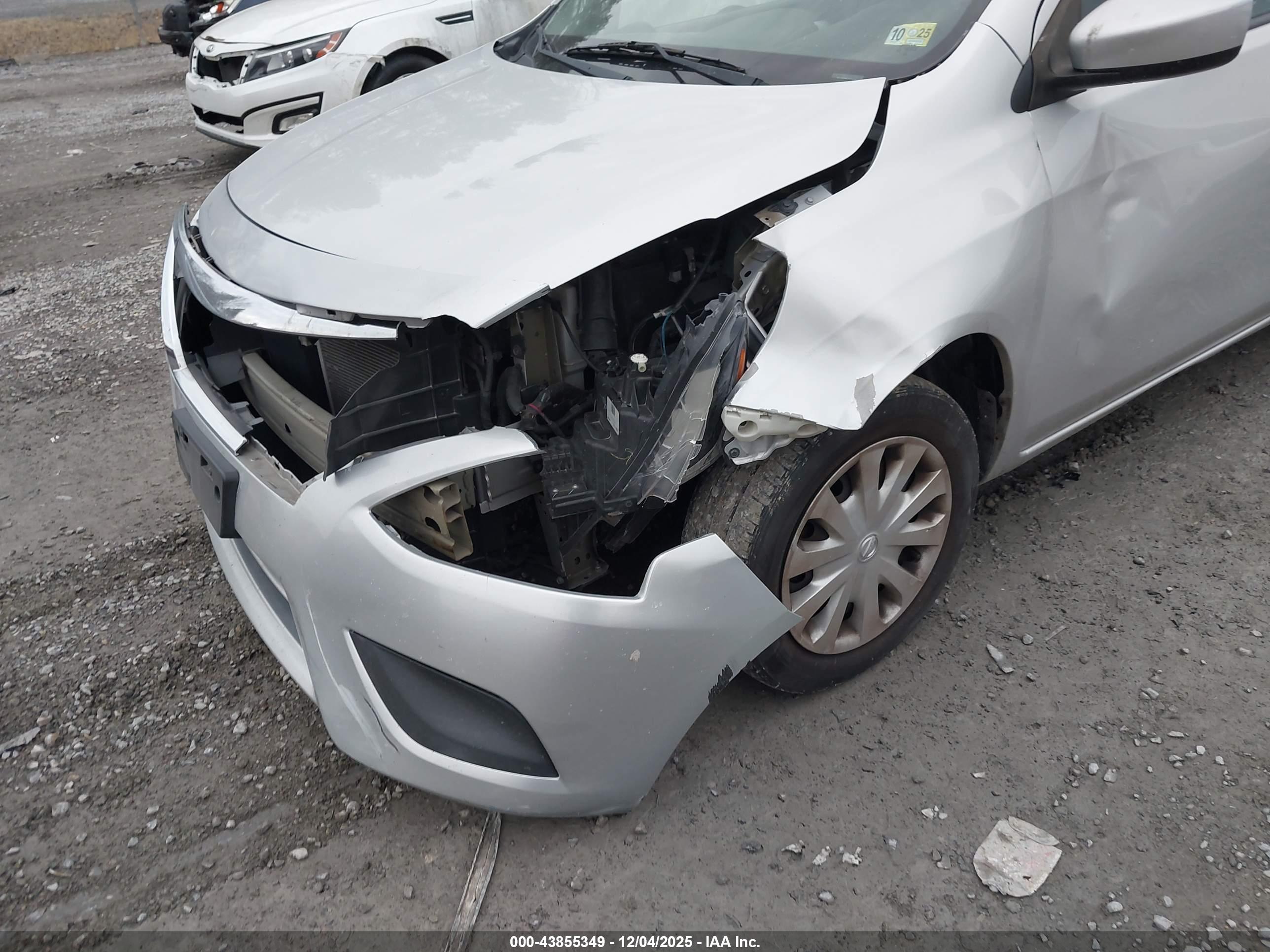 NISSAN VERSA image 6