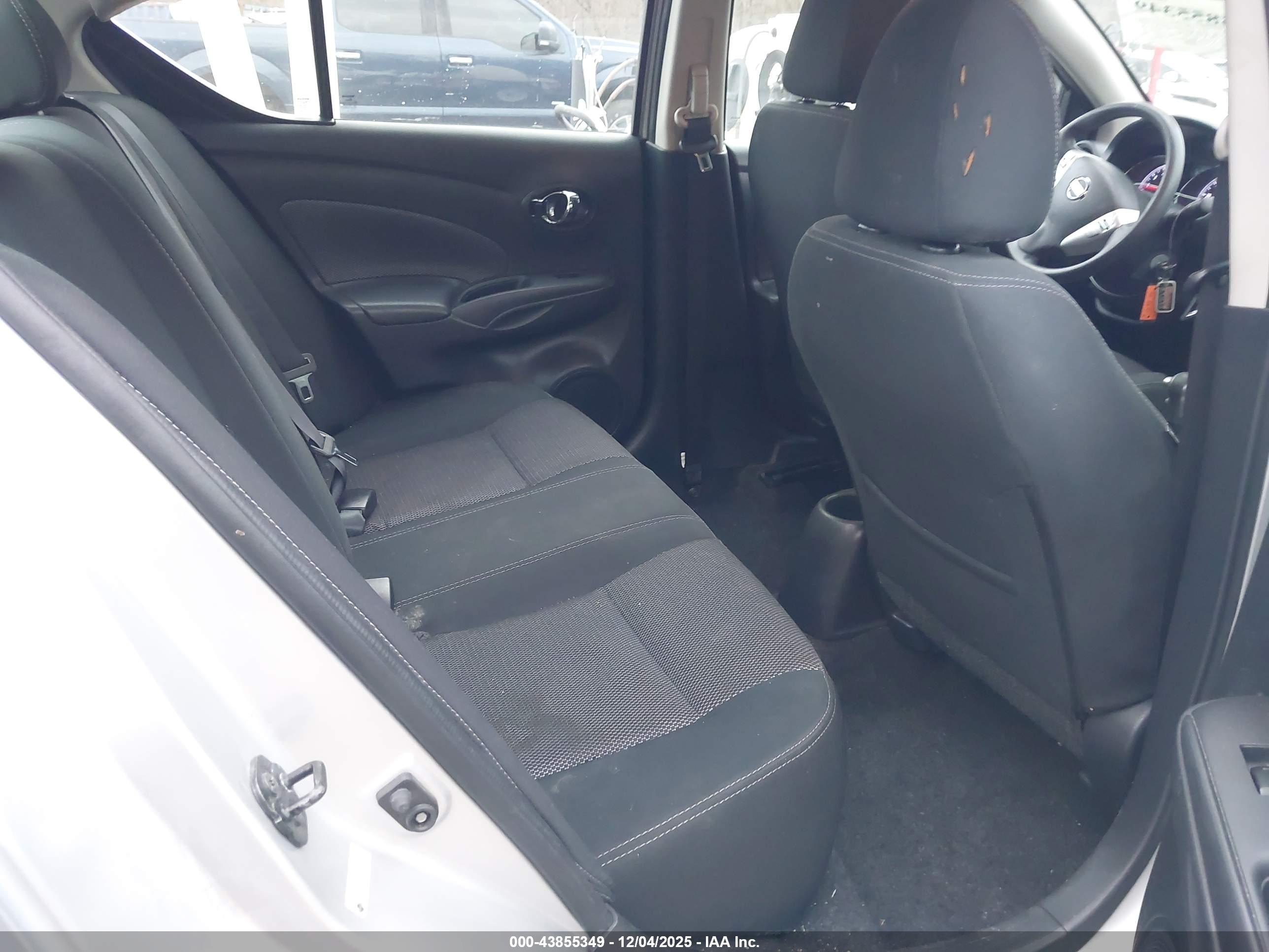 NISSAN VERSA image 8