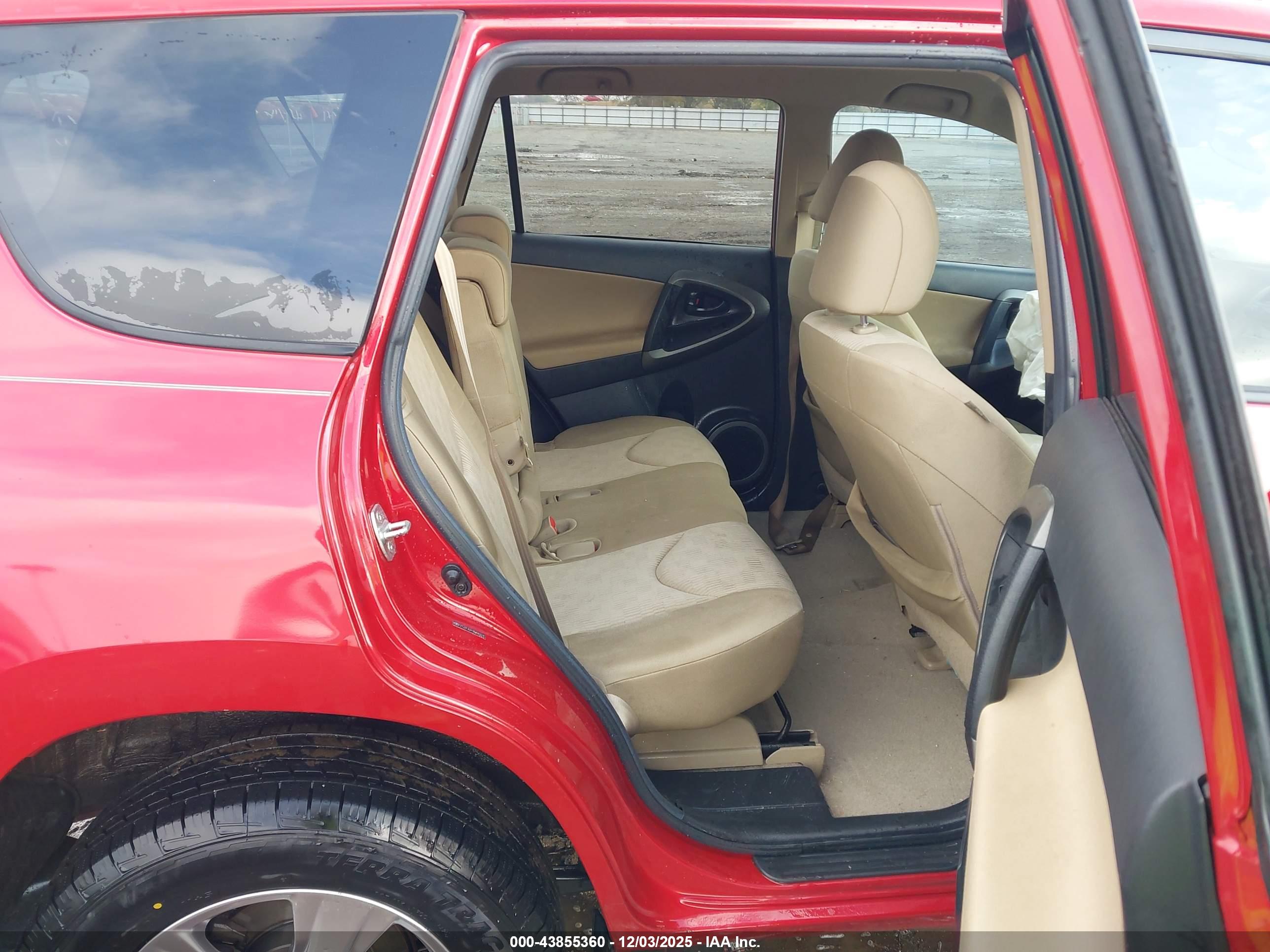 TOYOTA RAV4 image 8