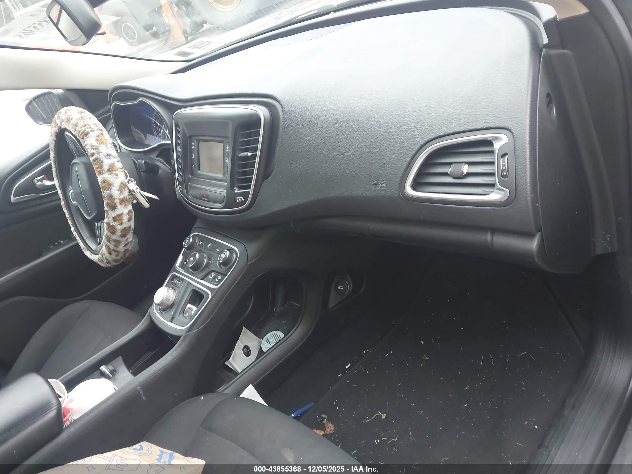 CHRYSLER 200 image 5