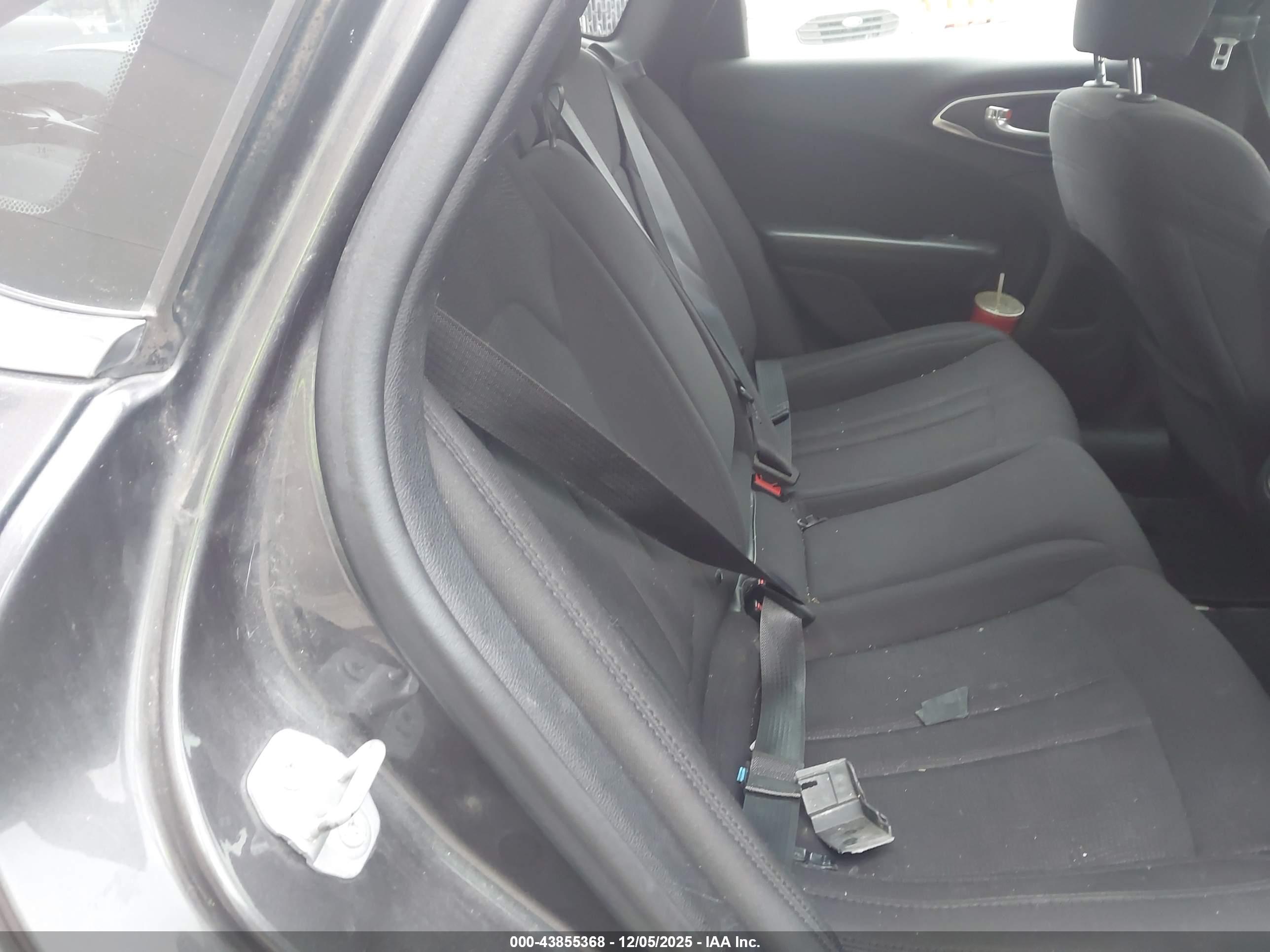 CHRYSLER 200 image 8