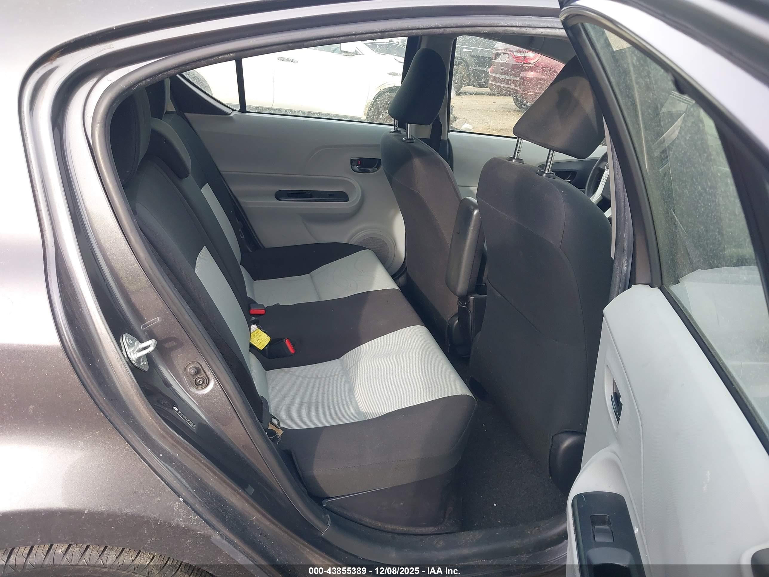 TOYOTA PRIUS image 8
