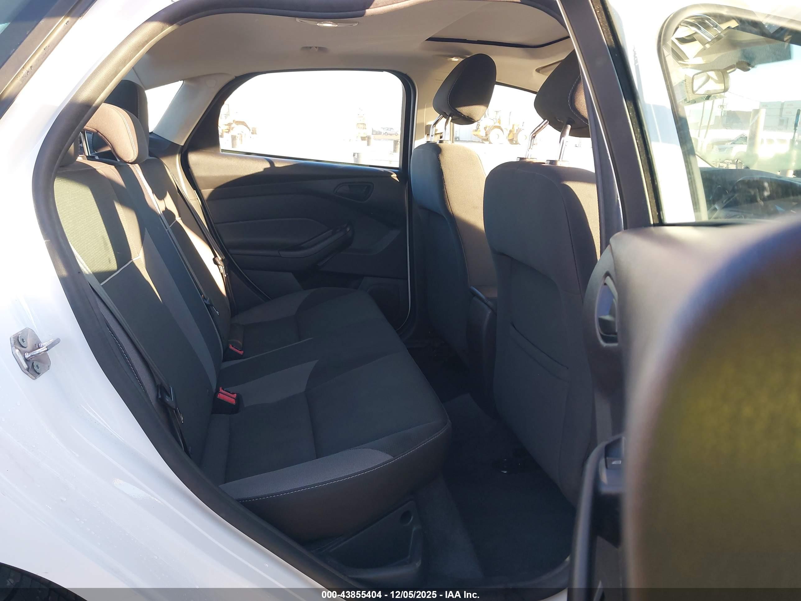 FORD FOCUS image 8