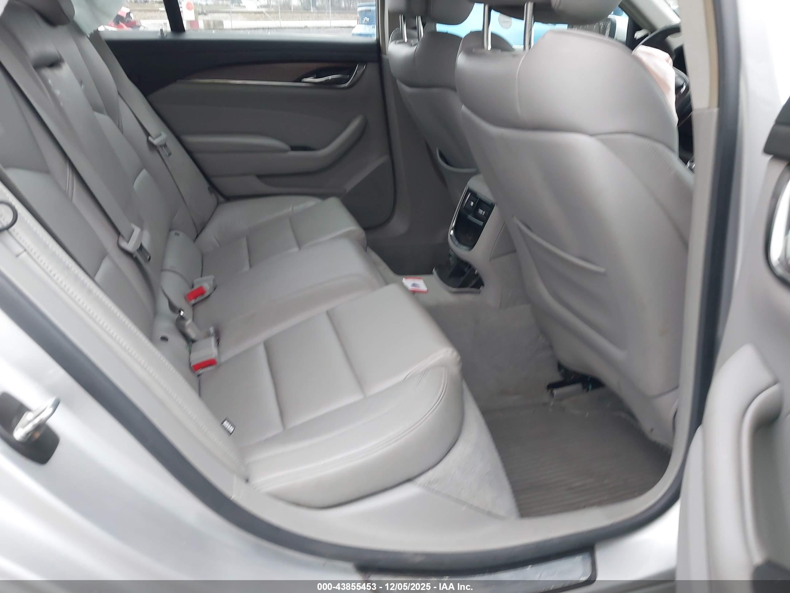 CADILLAC CTS image 8