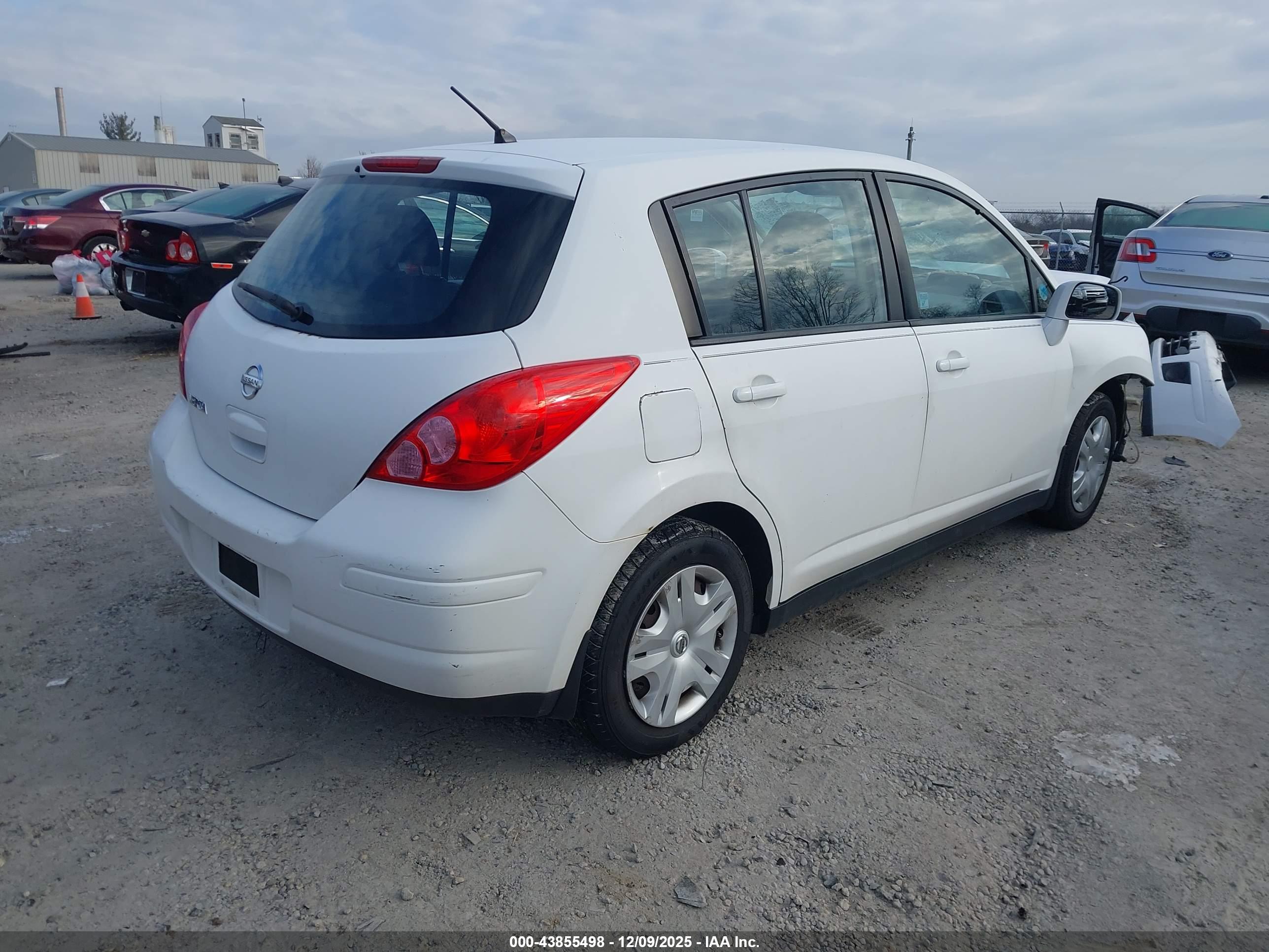 NISSAN VERSA image 4