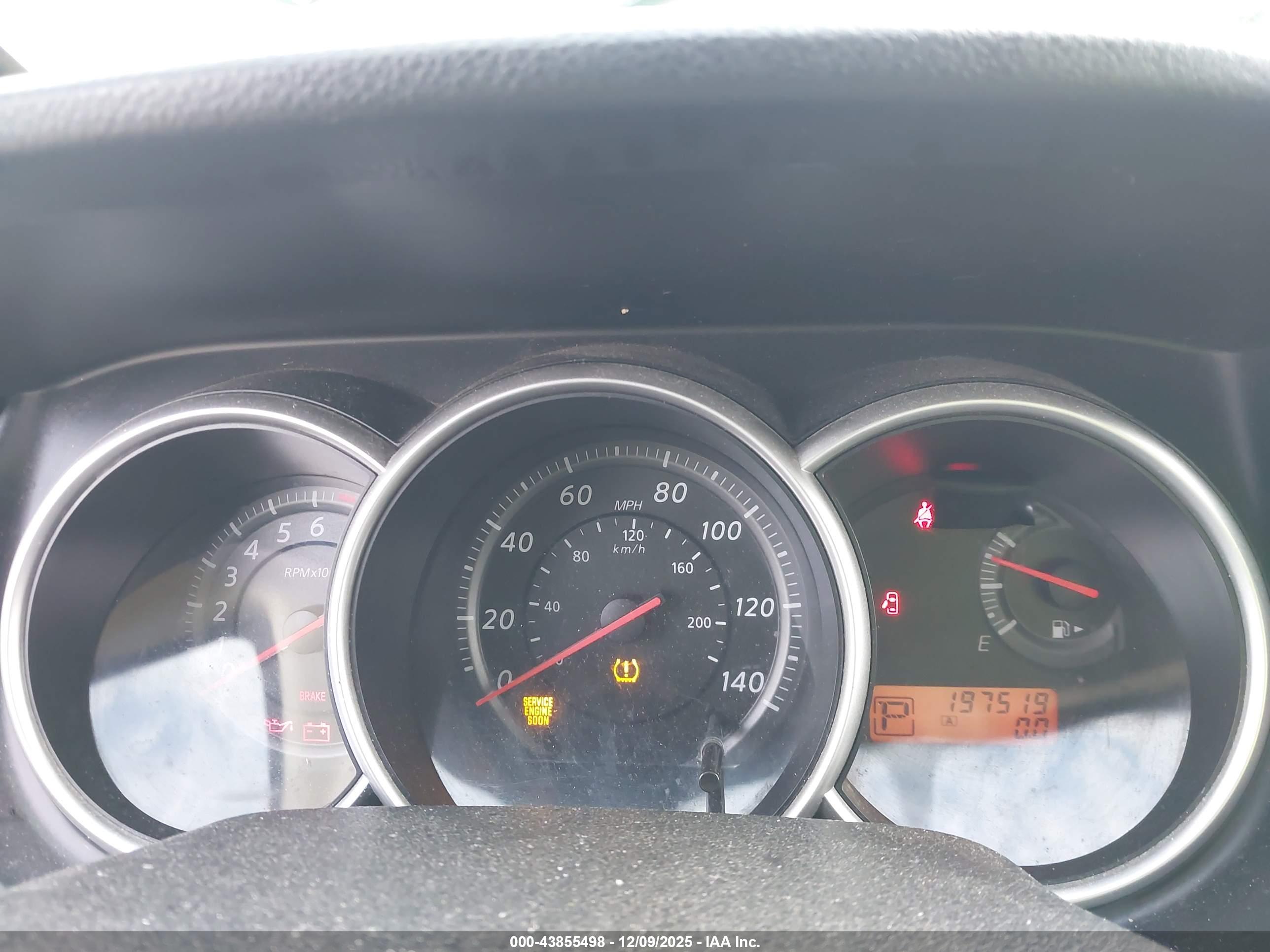 NISSAN VERSA image 7