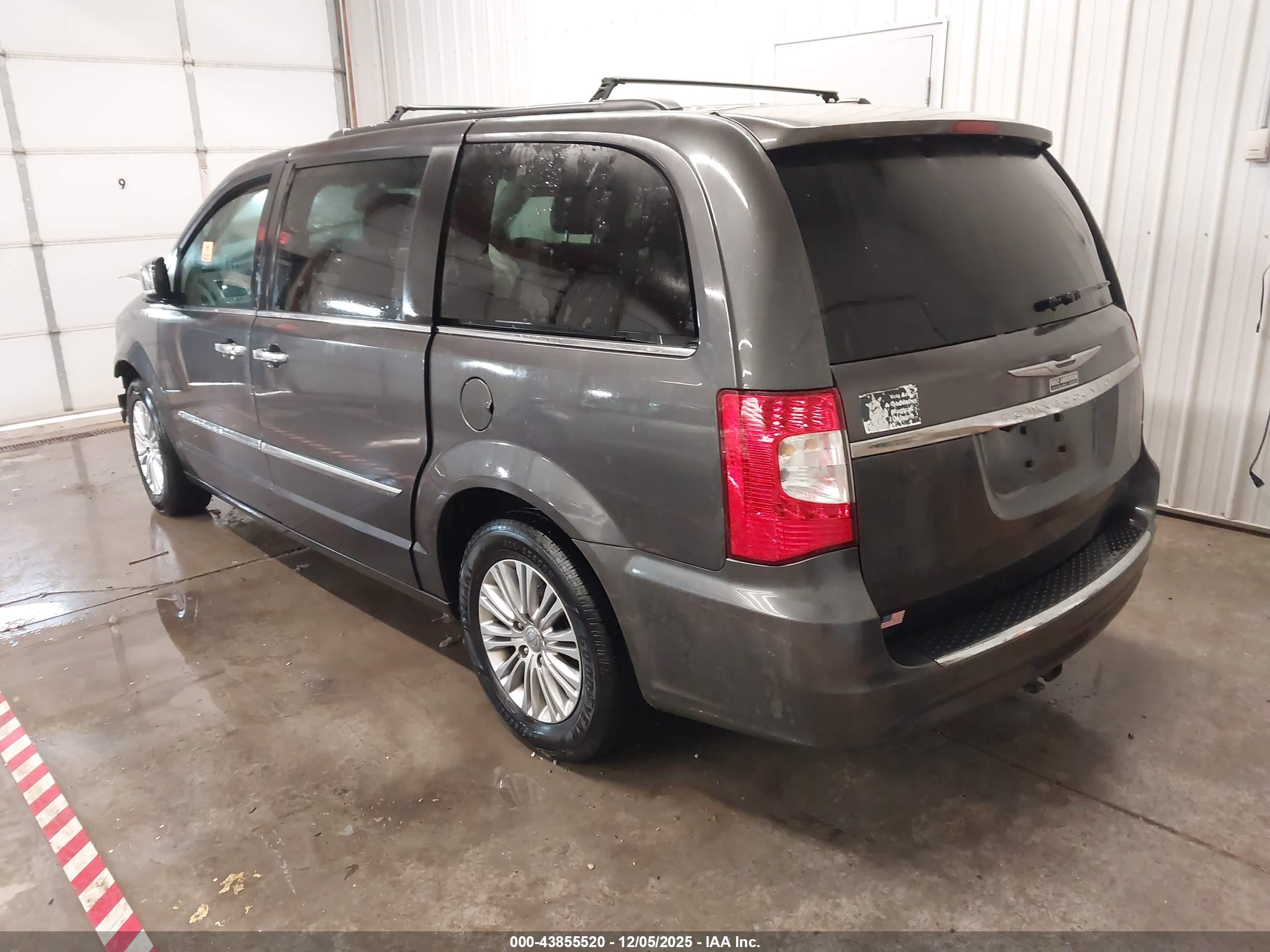 CHRYSLER TOWN image 3