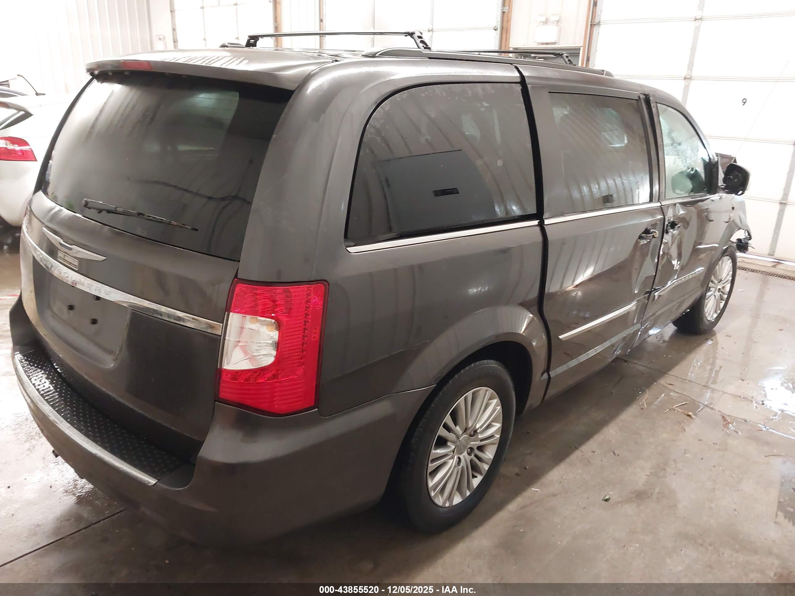 CHRYSLER TOWN image 4