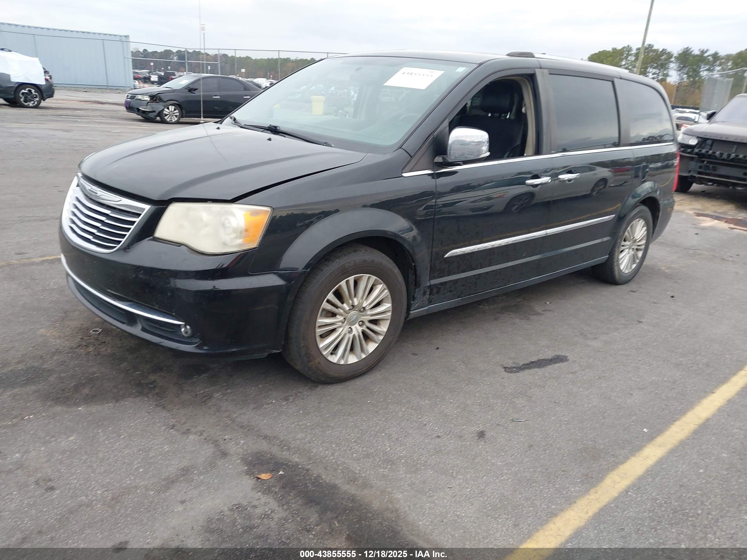 CHRYSLER TOWN image 2