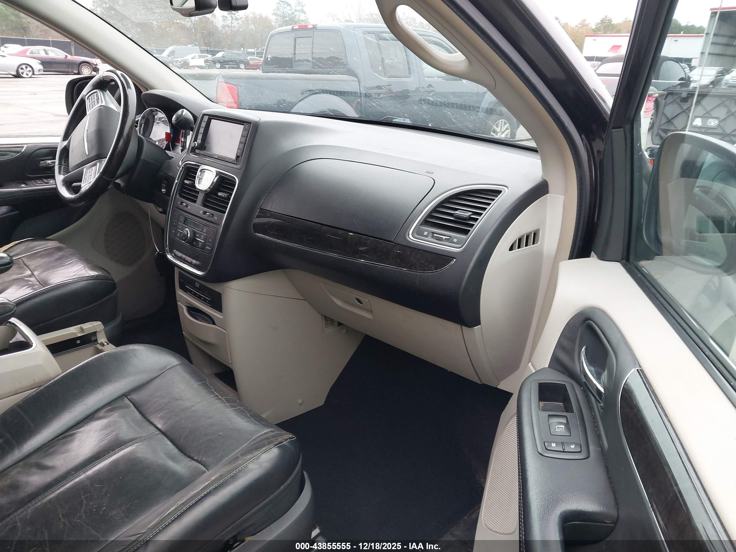 CHRYSLER TOWN image 5