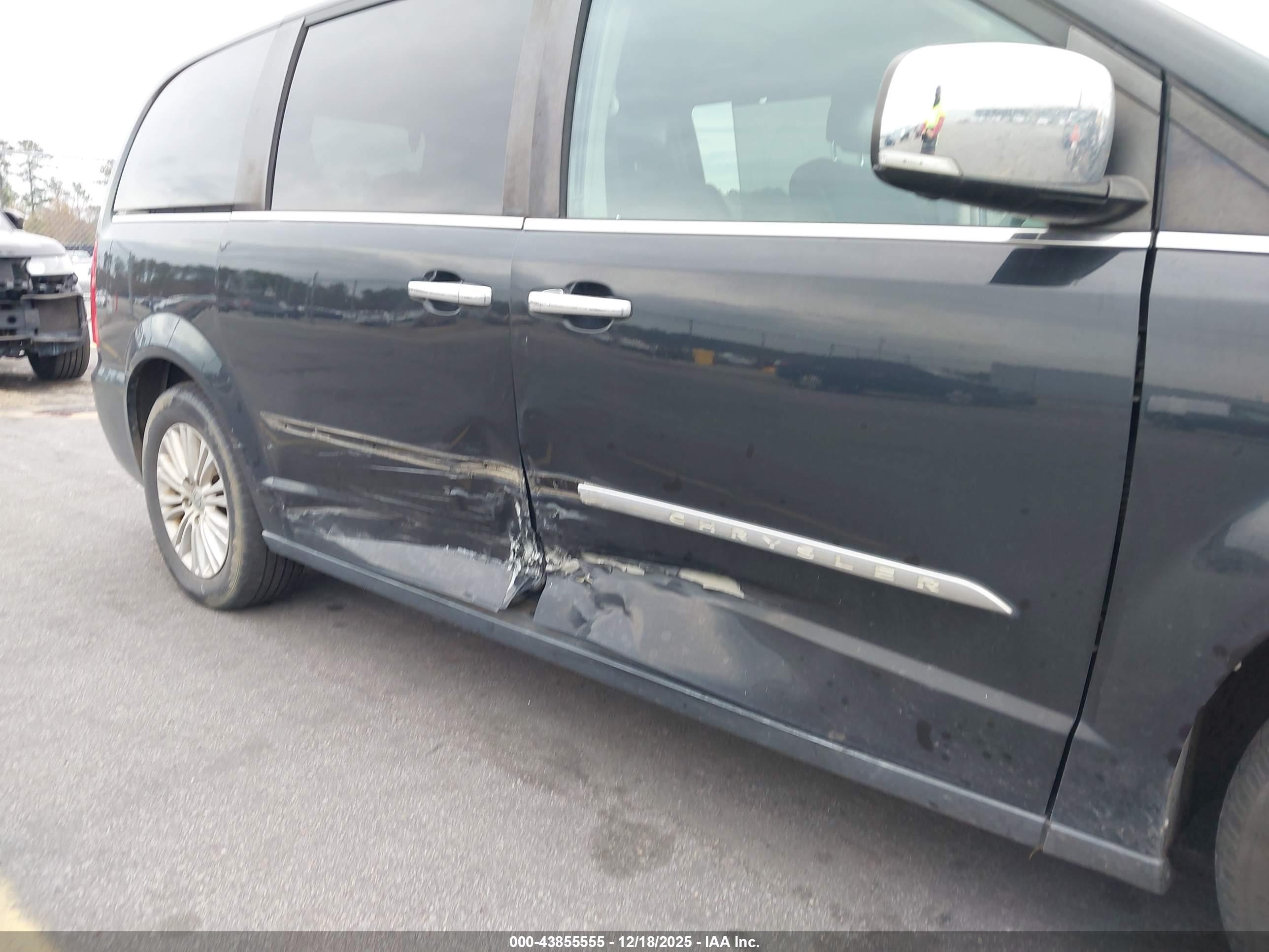 CHRYSLER TOWN image 6