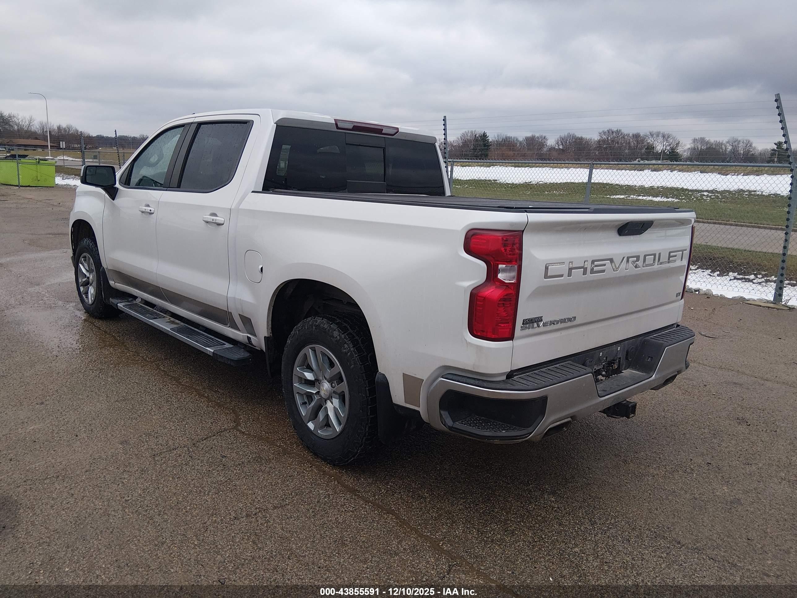CHEVROLET SILVERADO image 3