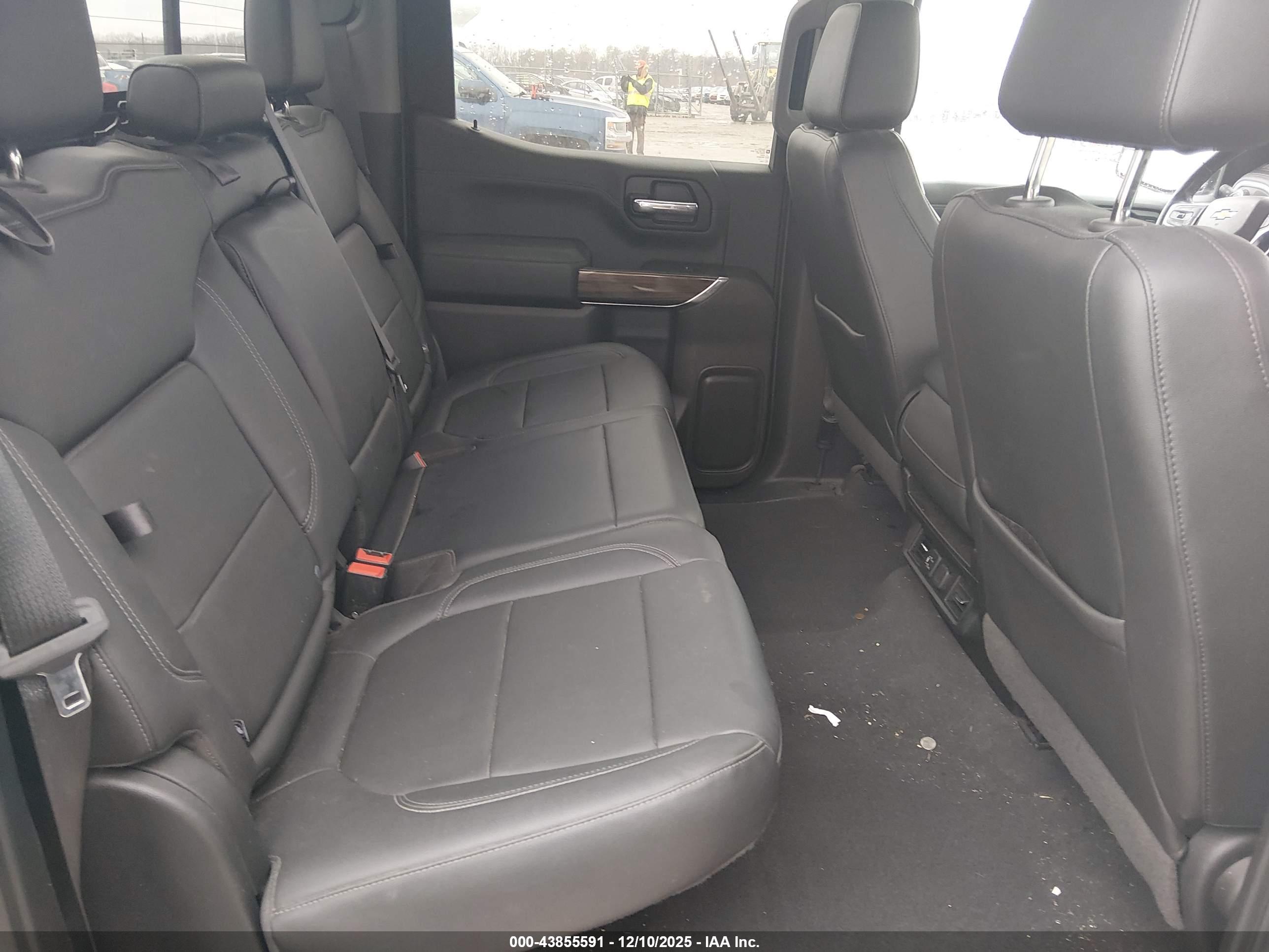 CHEVROLET SILVERADO image 8