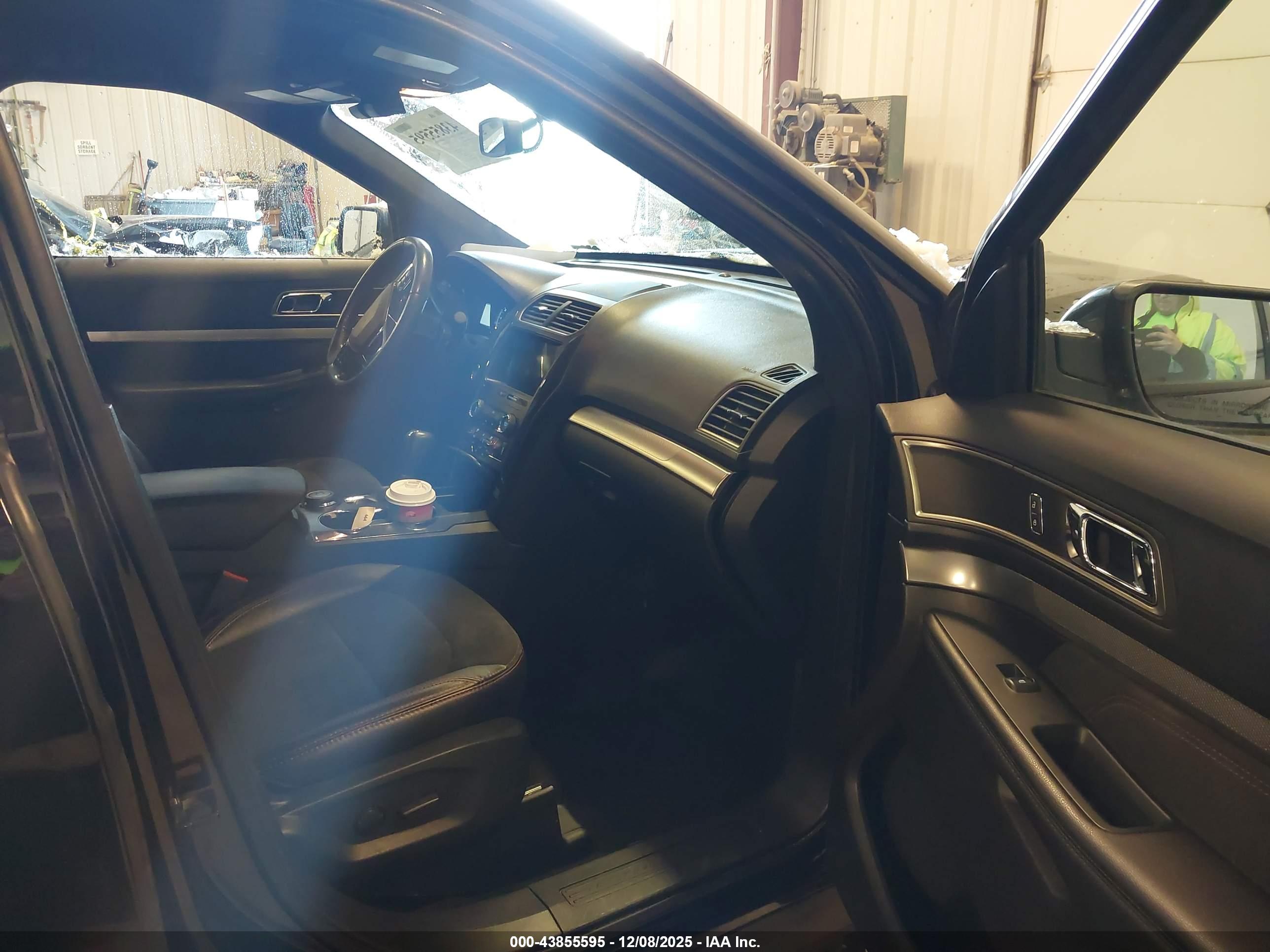 FORD EXPLORER image 5