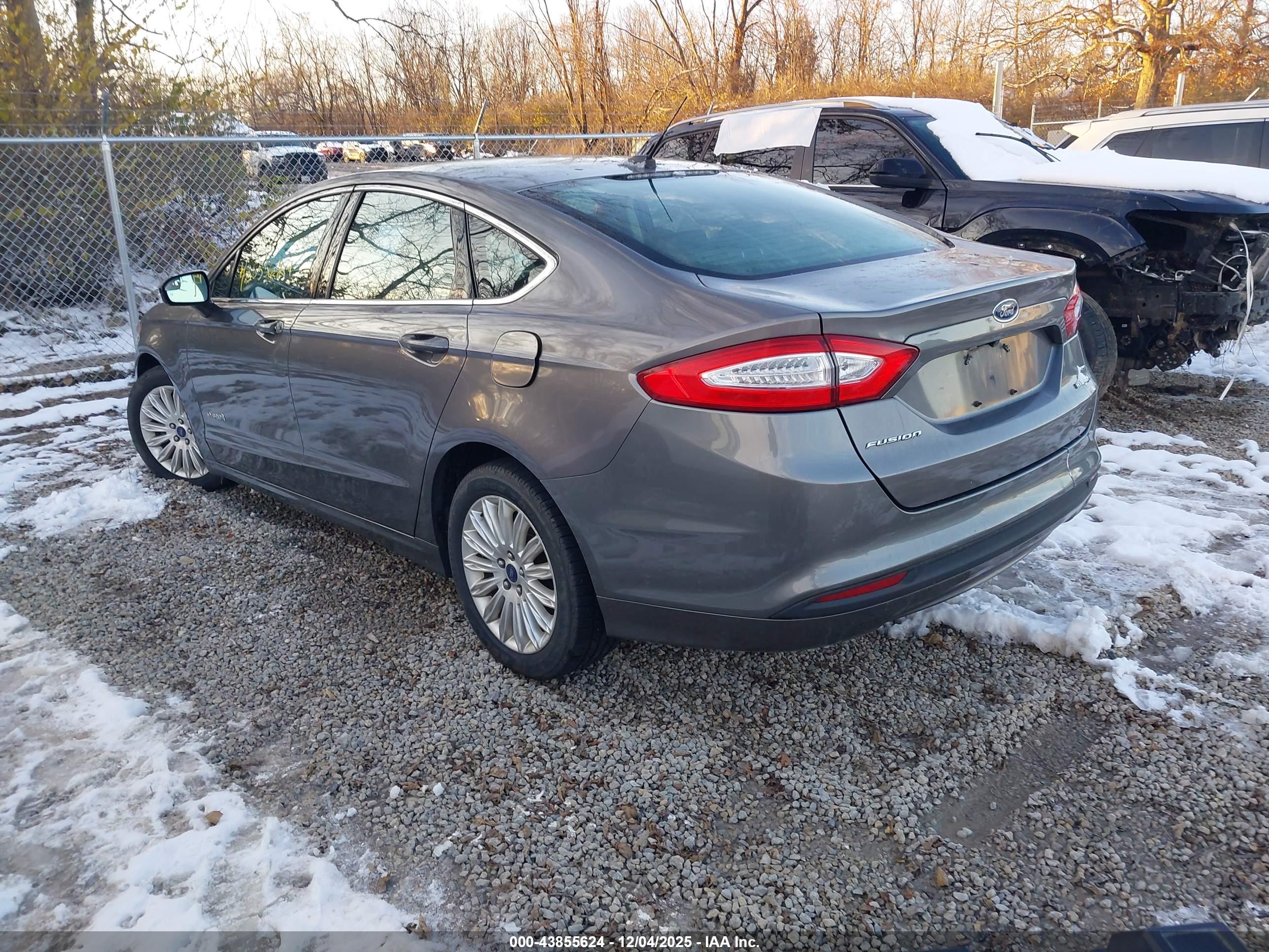 FORD FUSION image 3