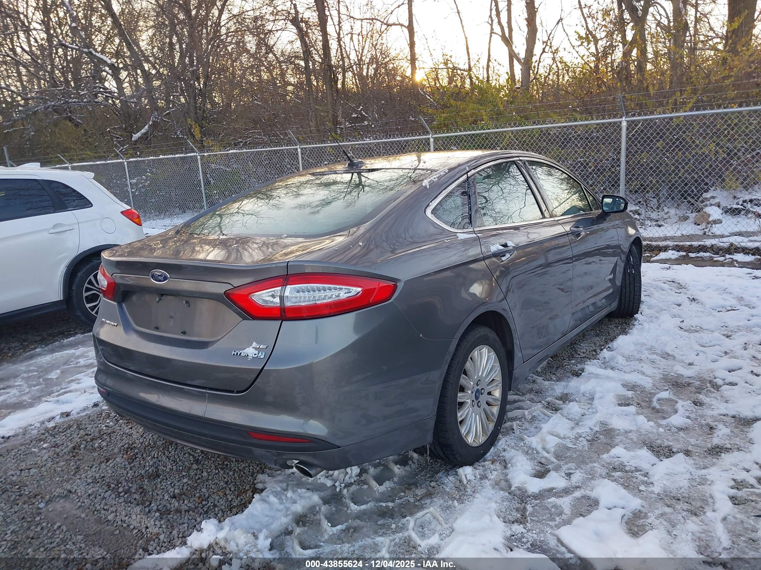 FORD FUSION image 4