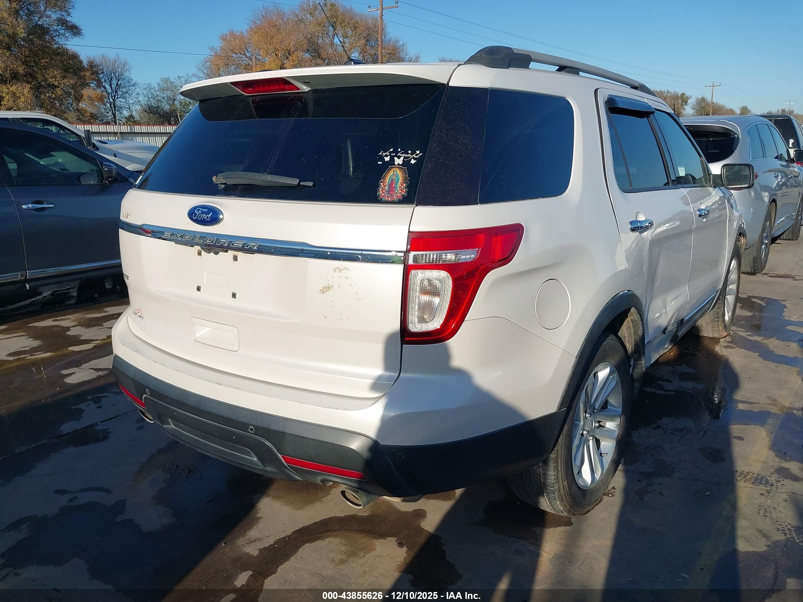 FORD EXPLORER image 4