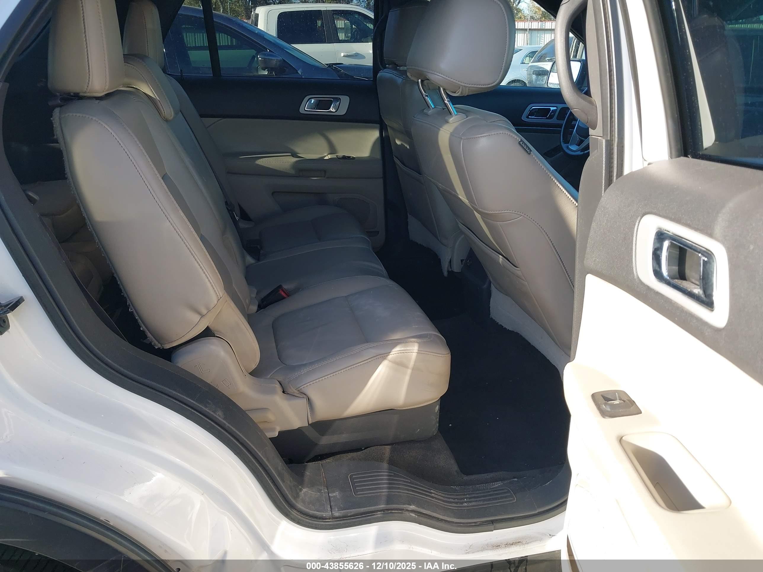 FORD EXPLORER image 8