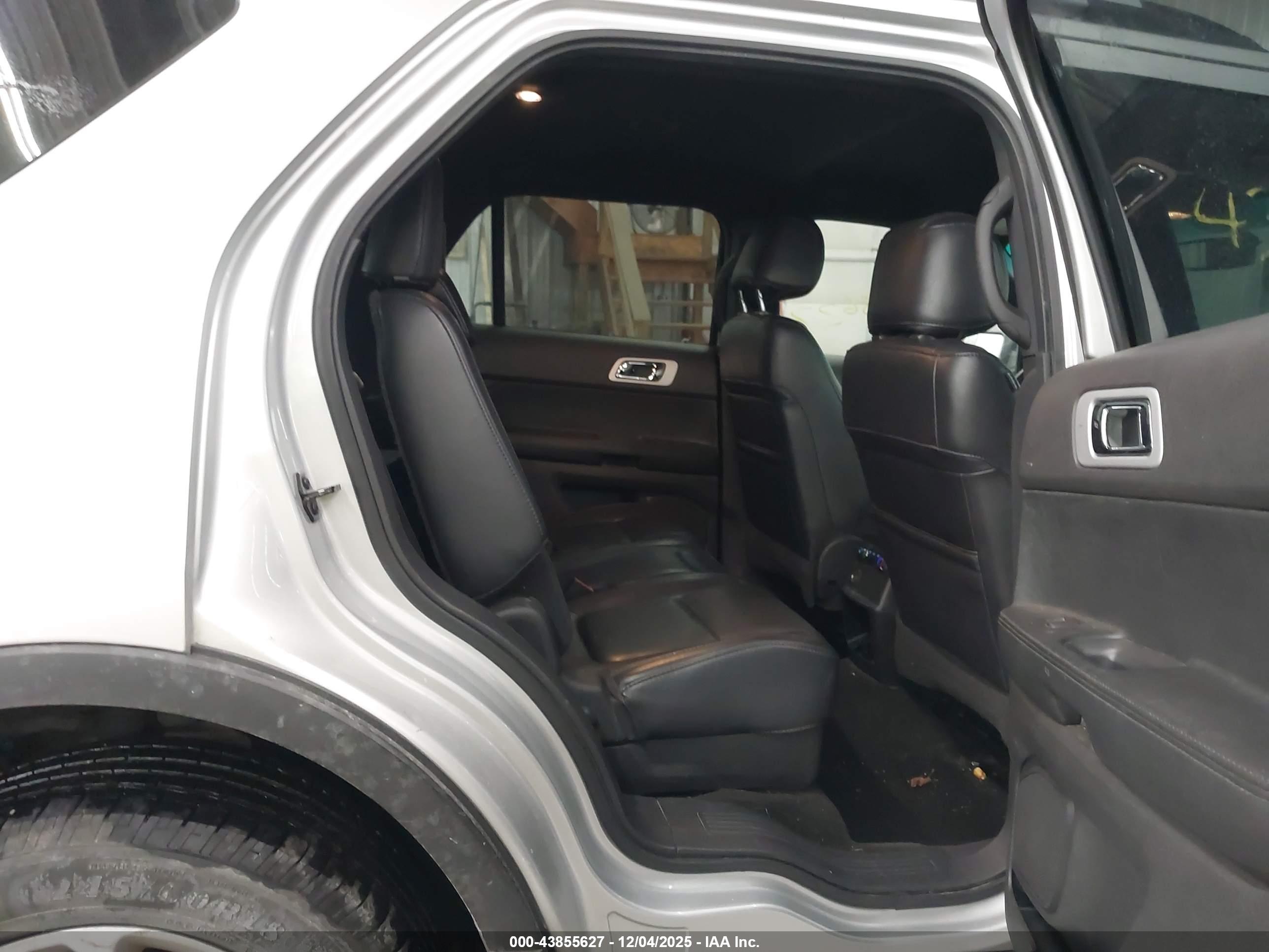 FORD EXPLORER image 8