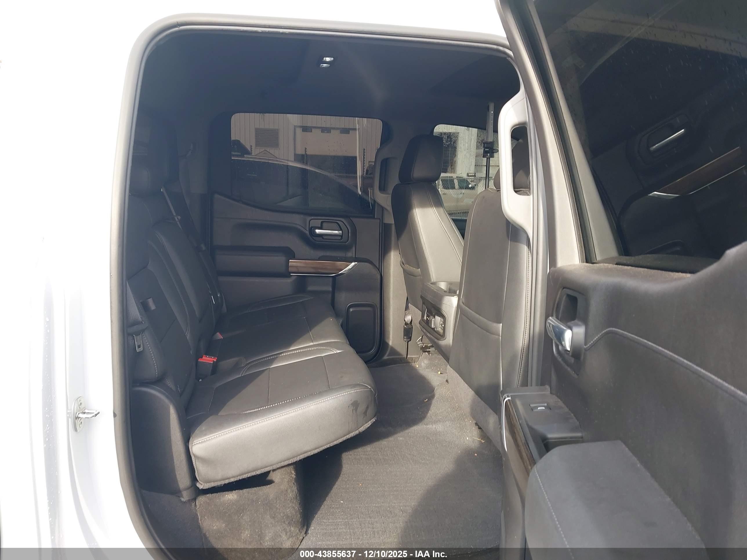 CHEVROLET SILVERADO image 8