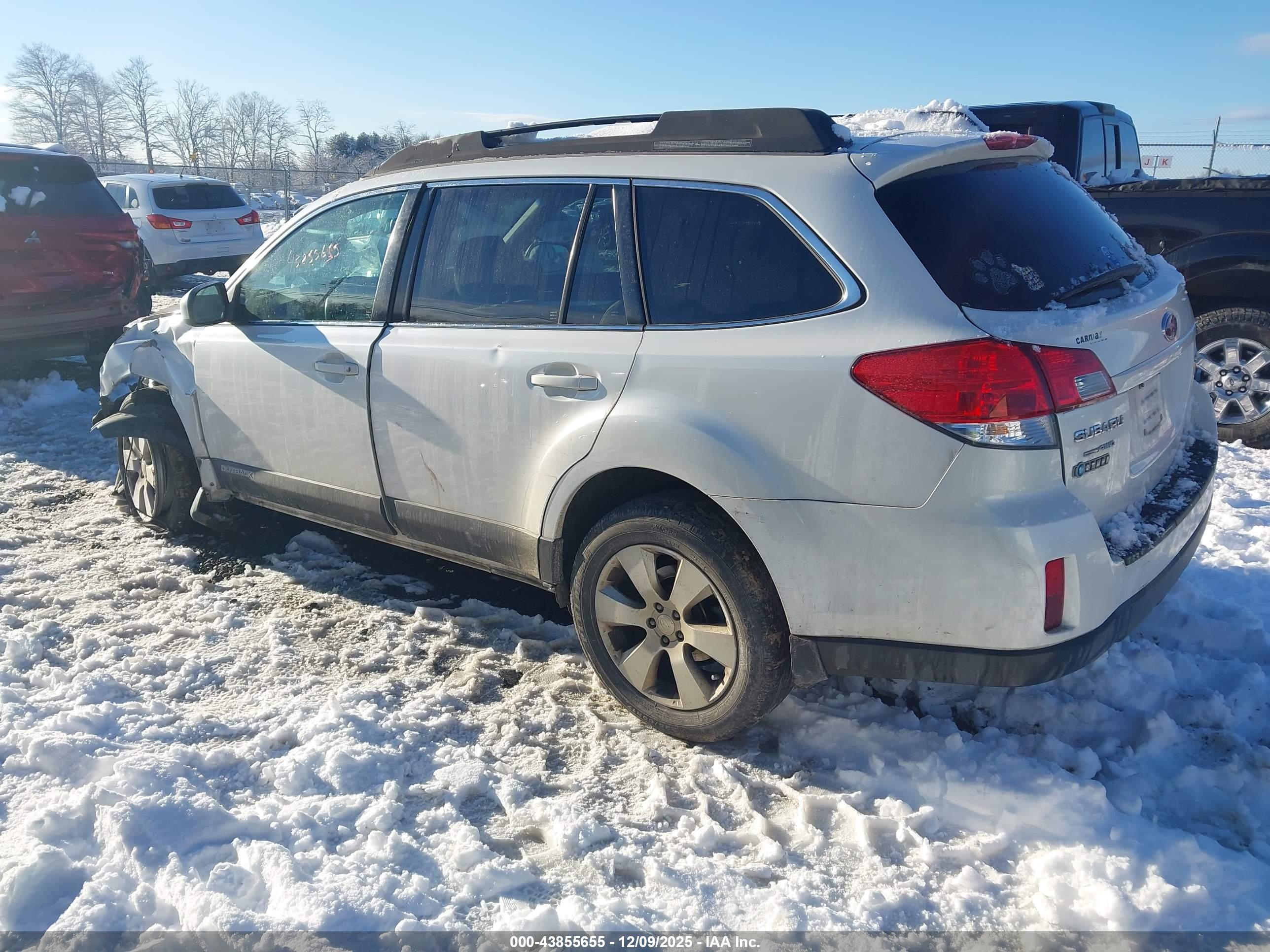 SUBARU OUTBACK image 3