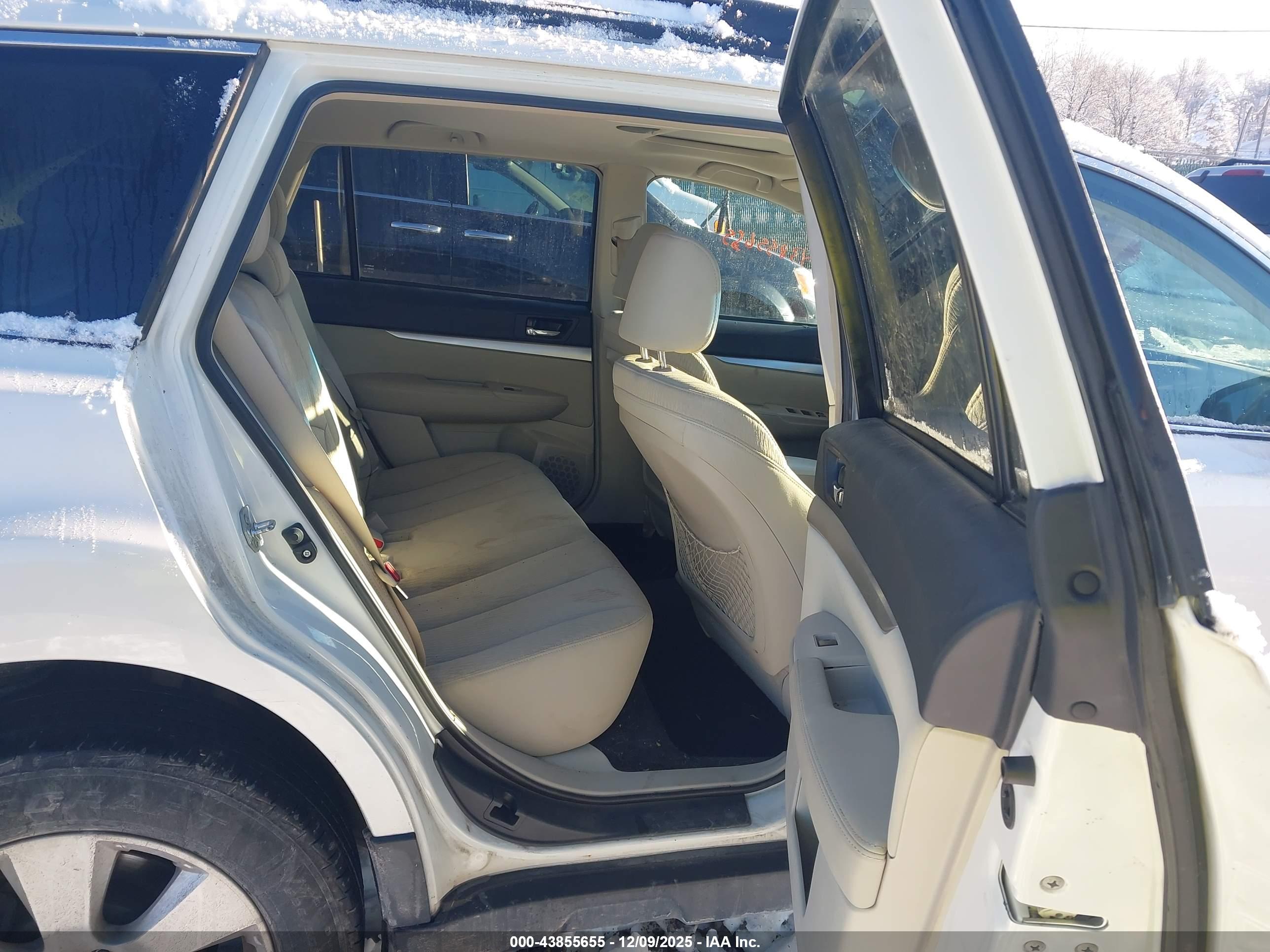 SUBARU OUTBACK image 8