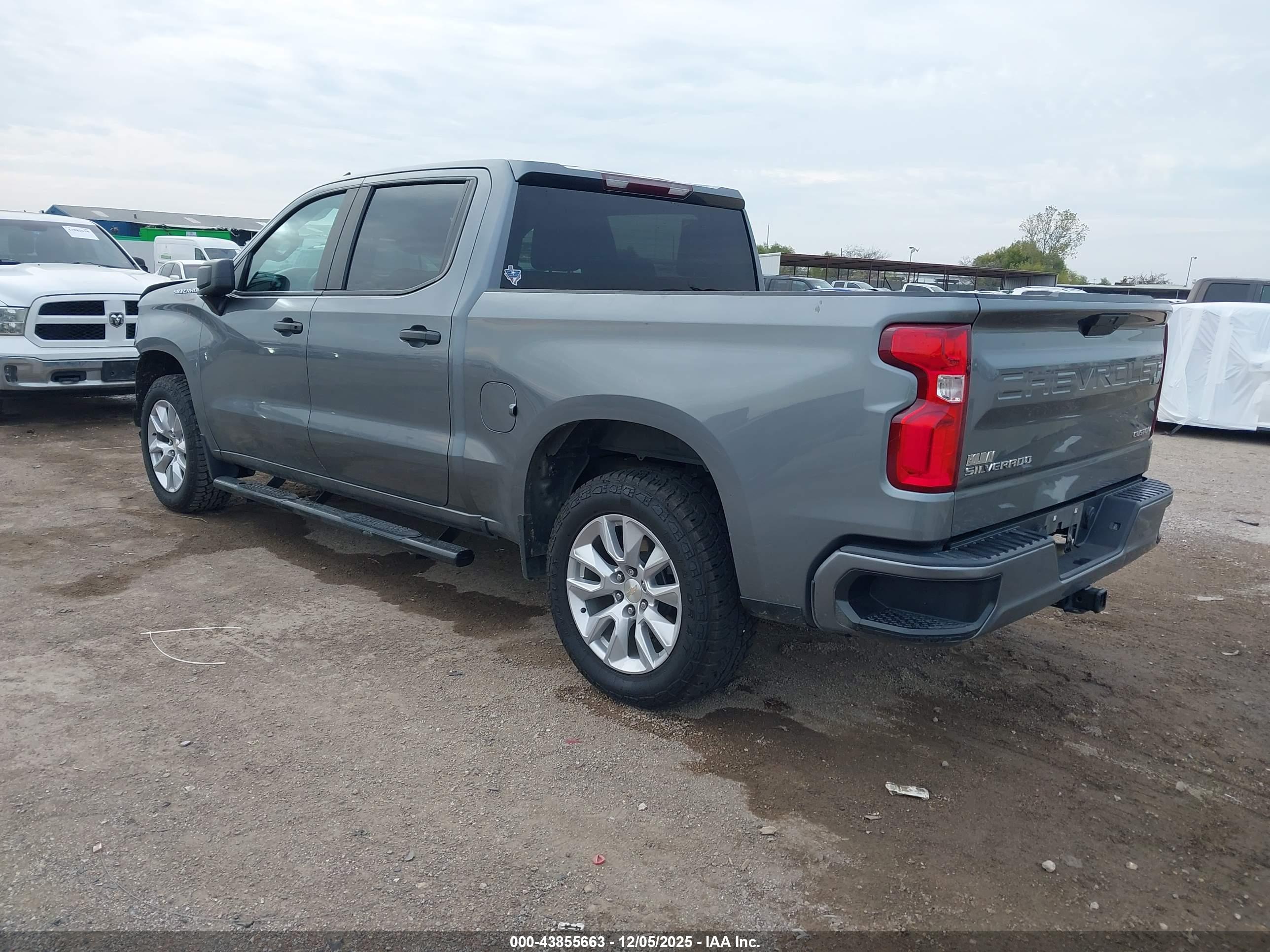 CHEVROLET SILVERADO image 3