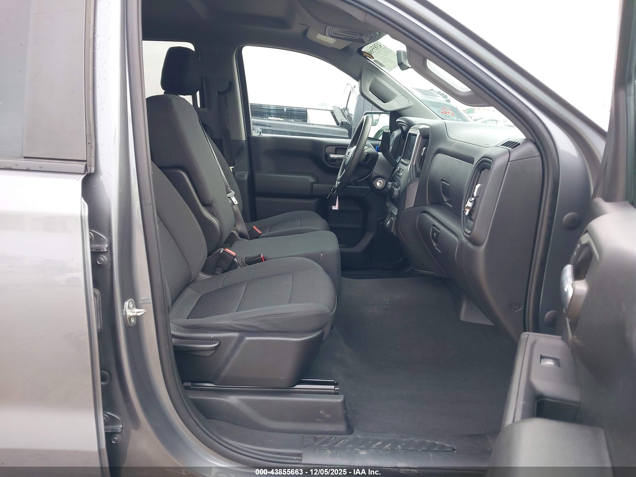 CHEVROLET SILVERADO image 5